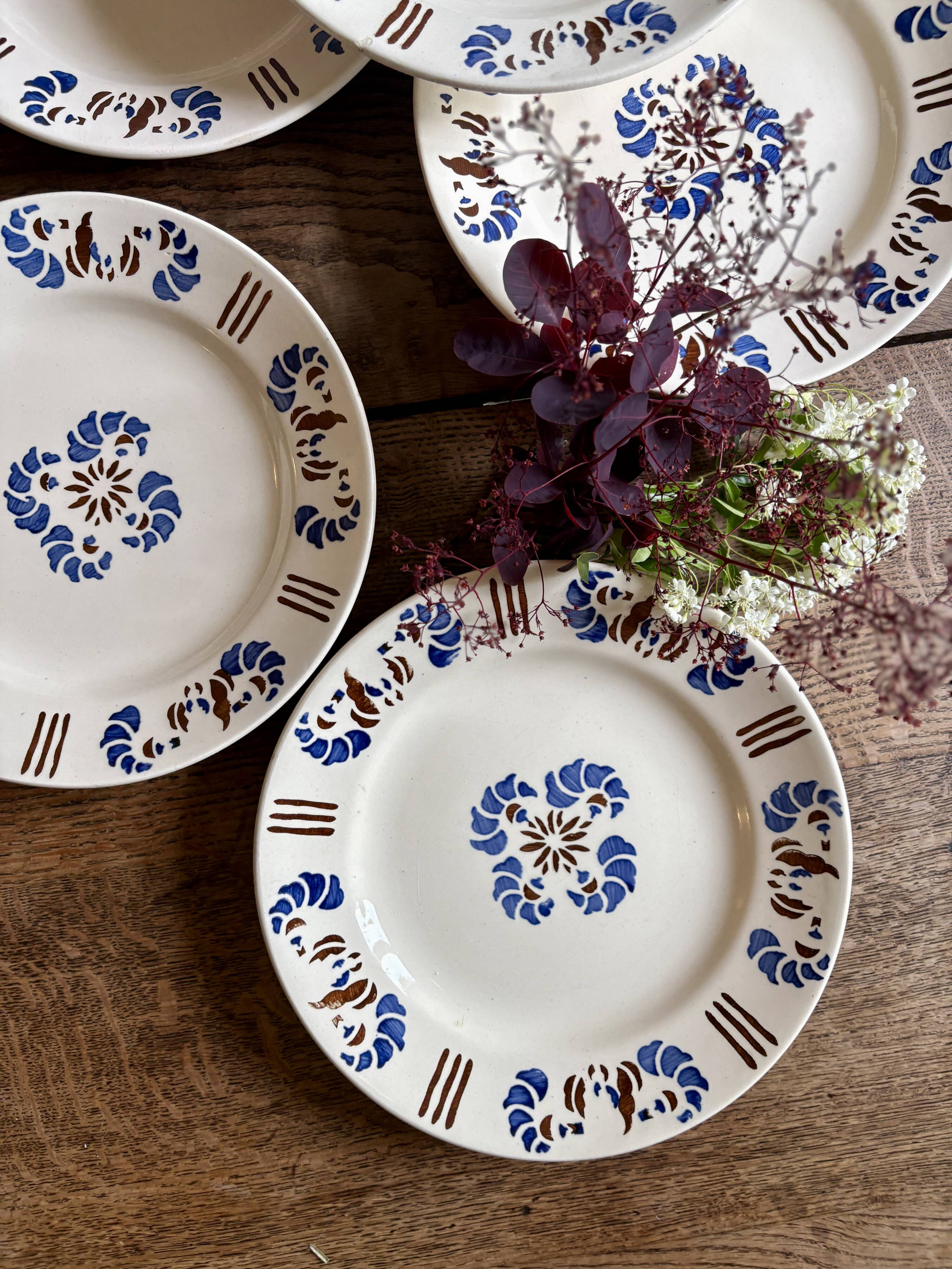Set of 6 antique plates in the Laval pattern.