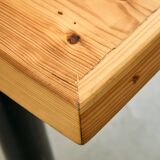 Longue table en pin canadien avec pieds noirs