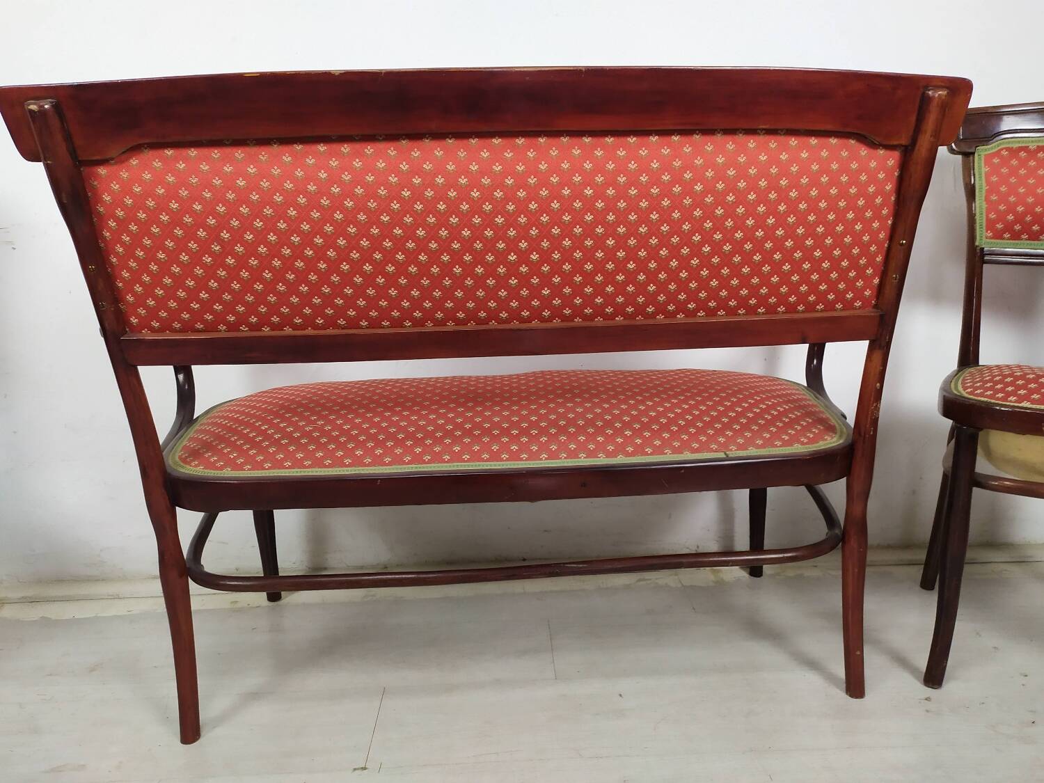 Kohn curved wood lounge