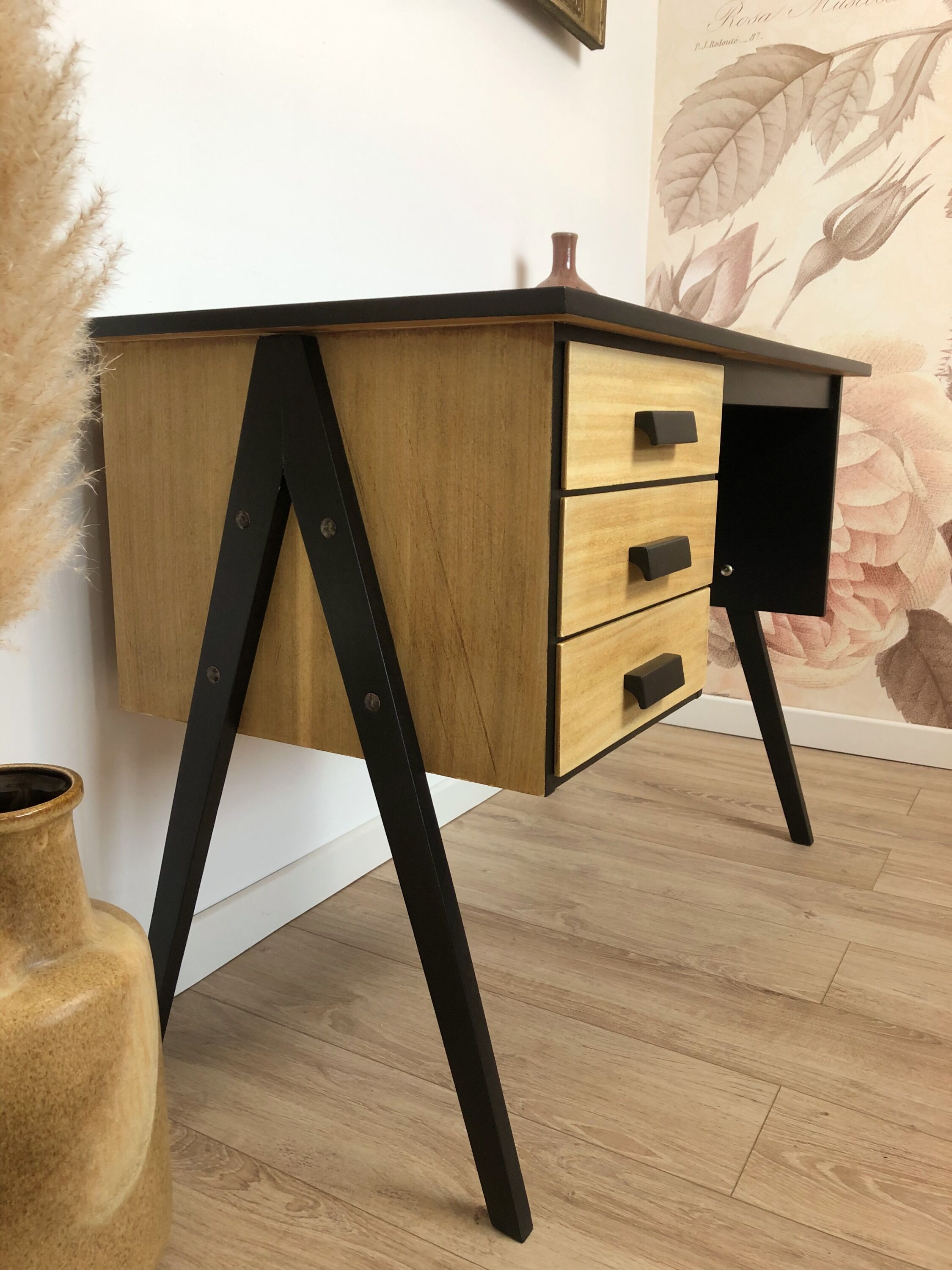 Bureau des années 50/60 aux pieds compas, revisité