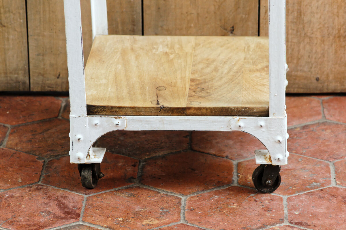 Industrial stele on wheels