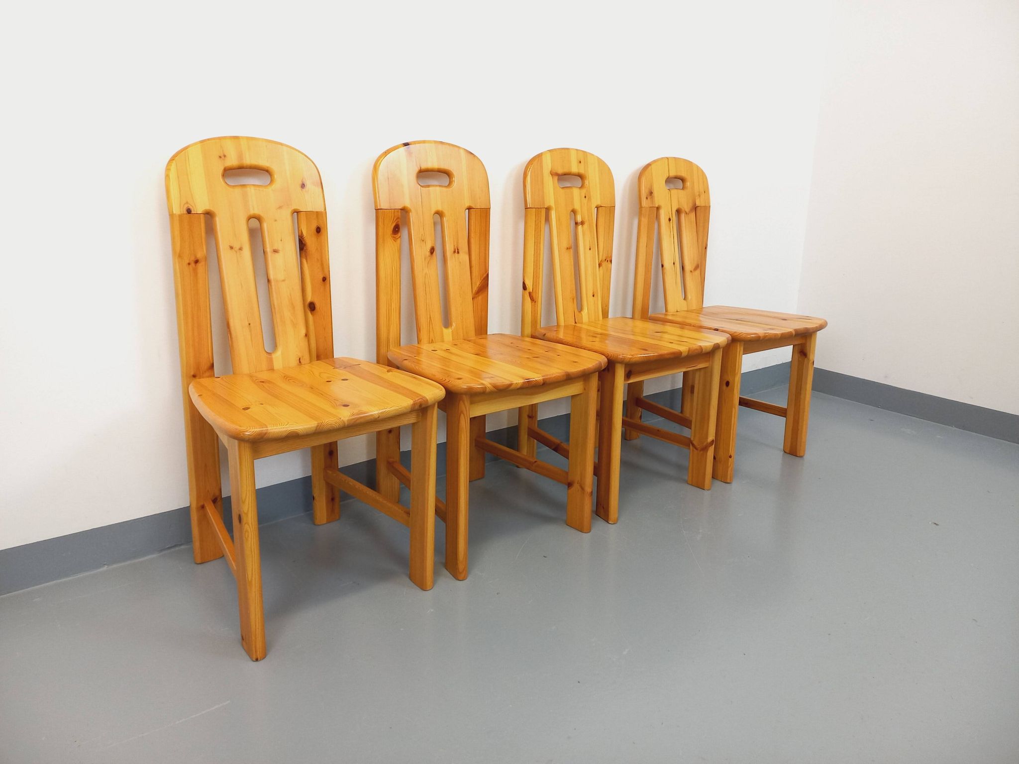 Suite de 4 chaises vintage en pin des années 70 80
