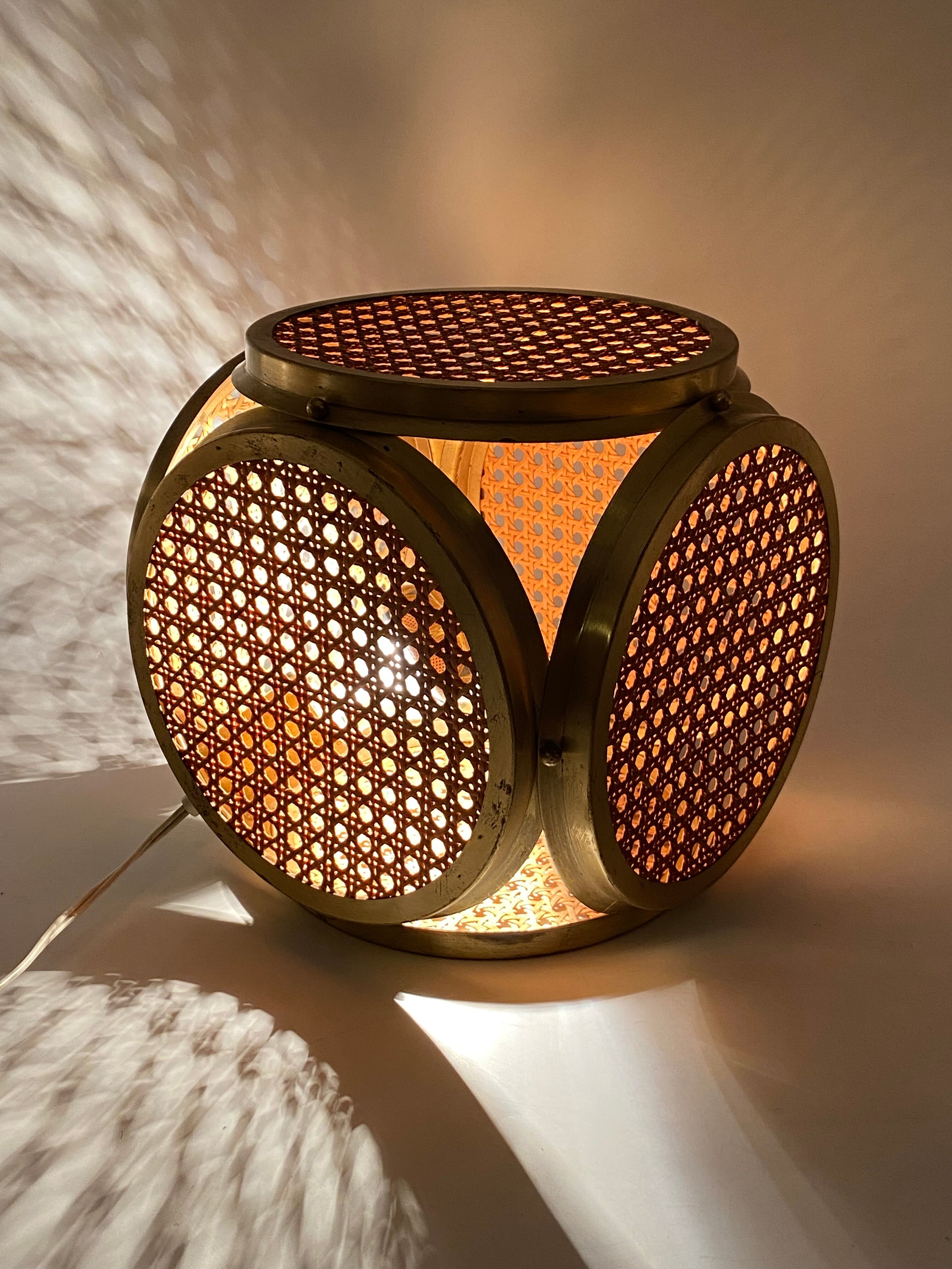 Ensemble de 2 lampes régence hollywoodiennes en laiton et paille viennoise, Italie 60's / 70's