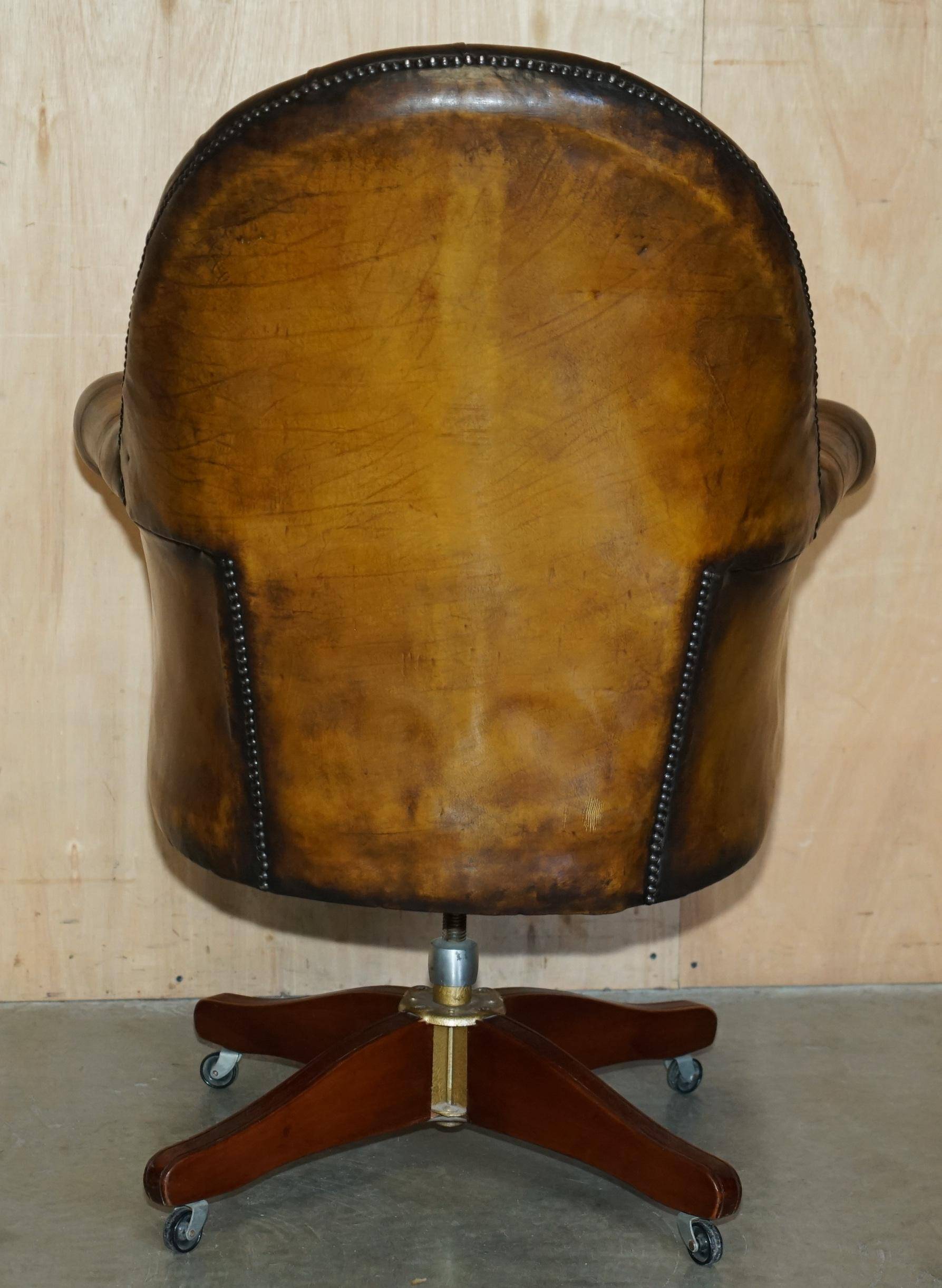 Fauteuil Chesterfield directeur ou capitaine Art Déco en cuir restauré