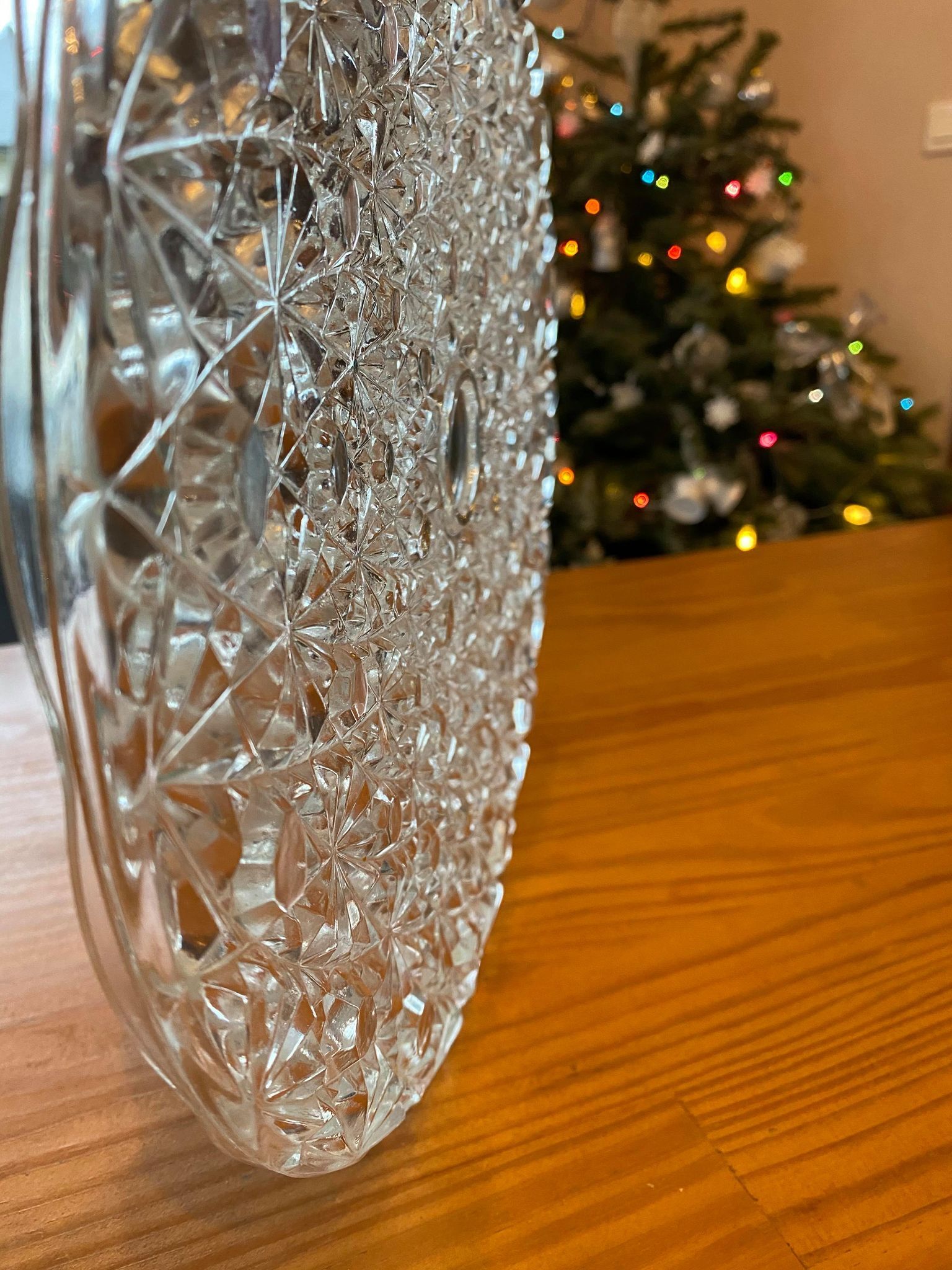 Round dish in chiseled glass