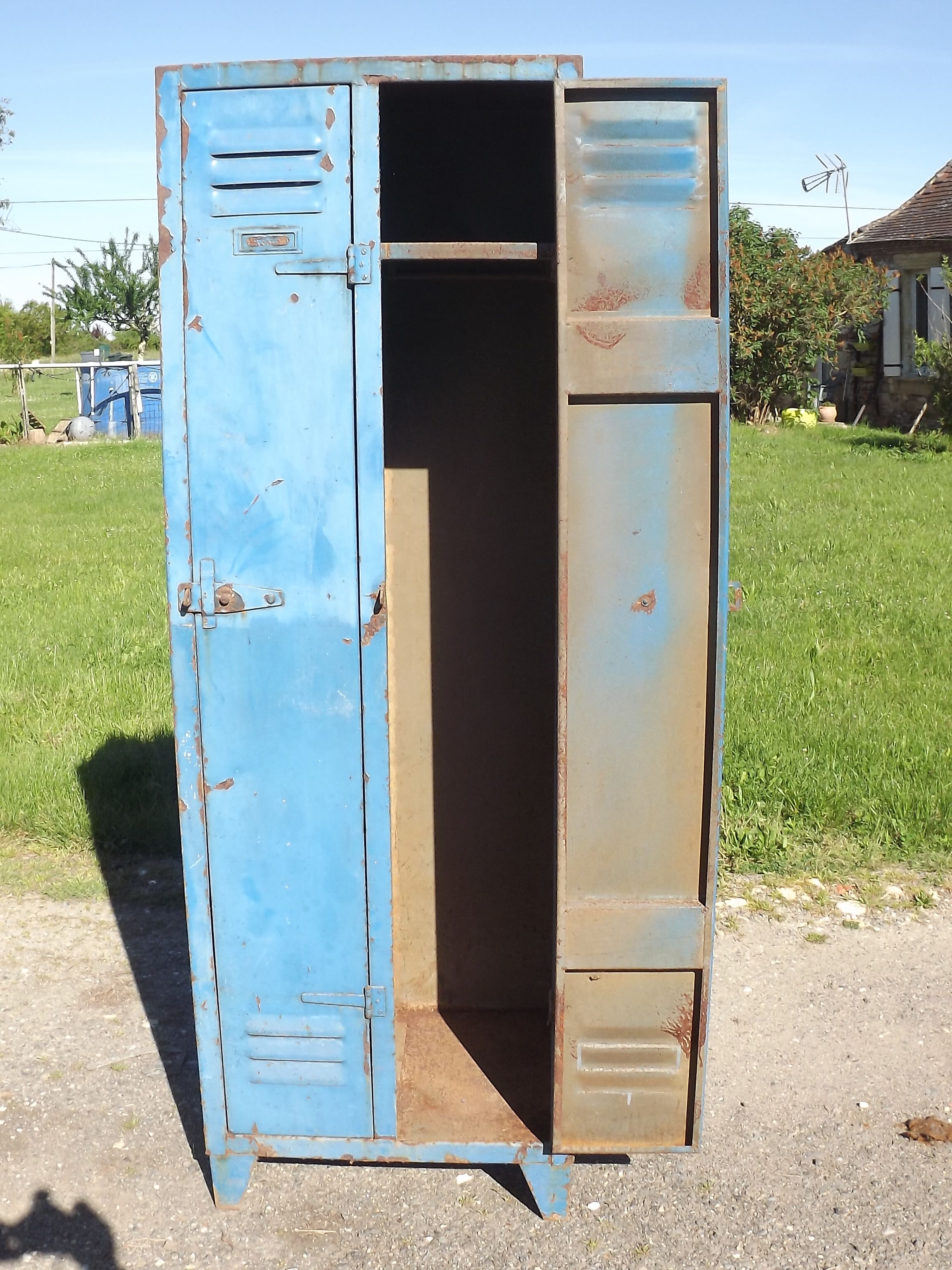 Industrial iron dressing cabinet