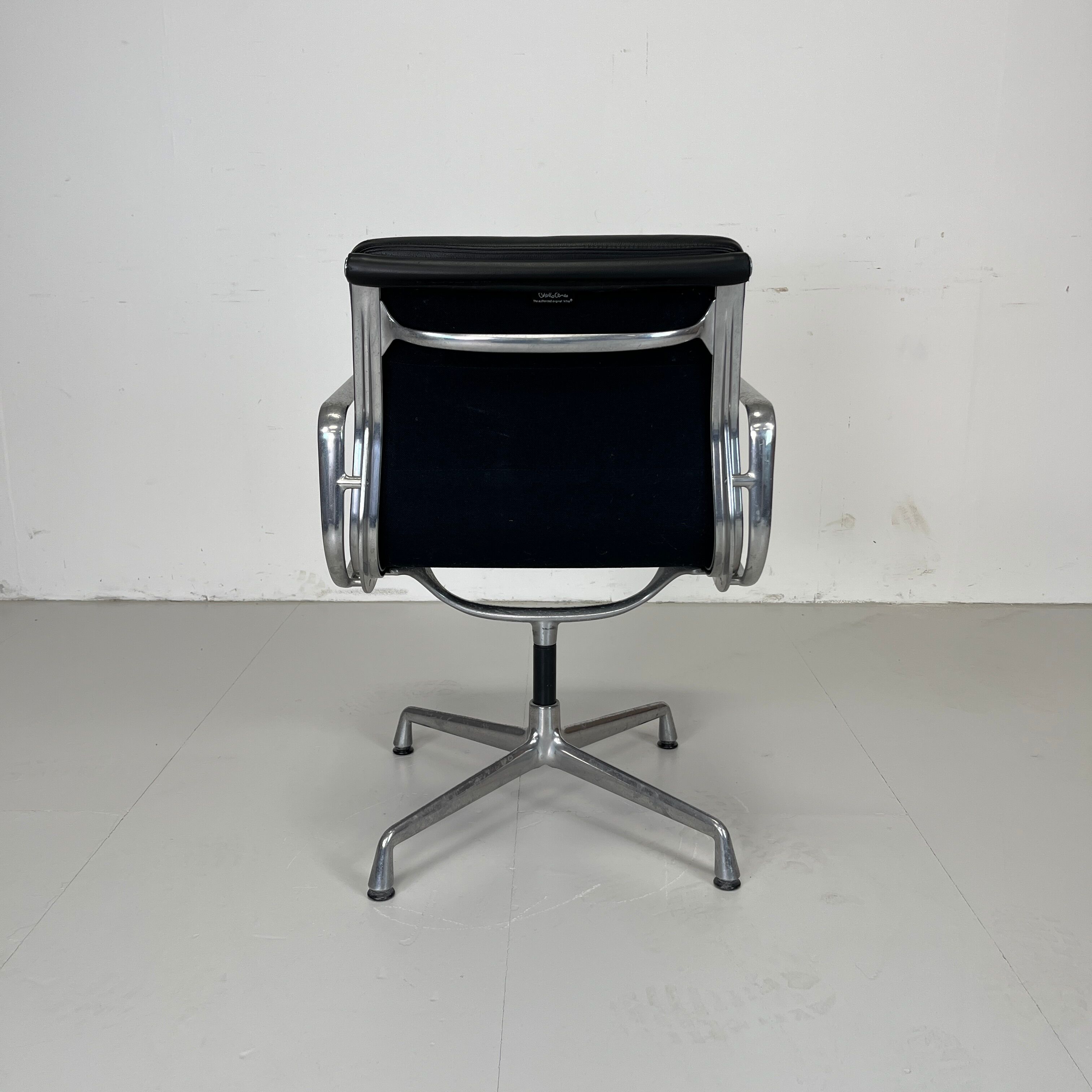 Office armchair by Charles and Ray Eames for vitra