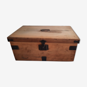 Trunk or old wooden box