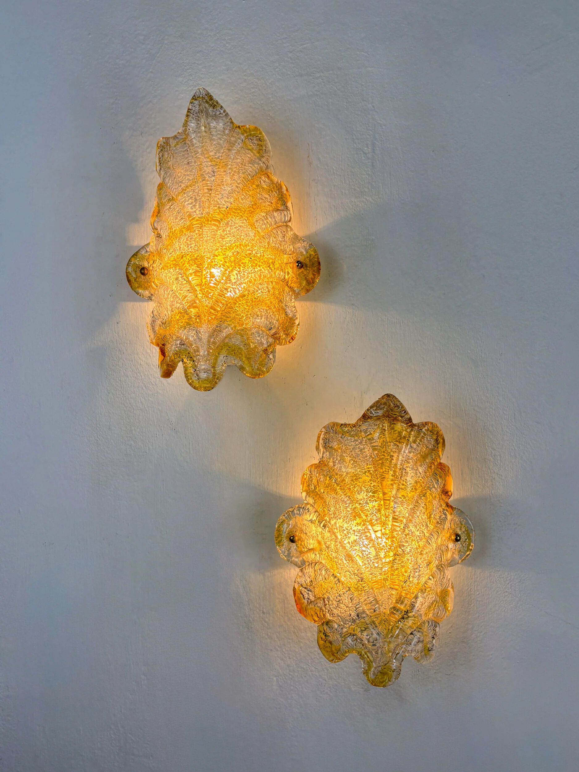 Paire de appliques en verre dépoli orange Murano, verre texturé et détails dorés, Italie années 1970.