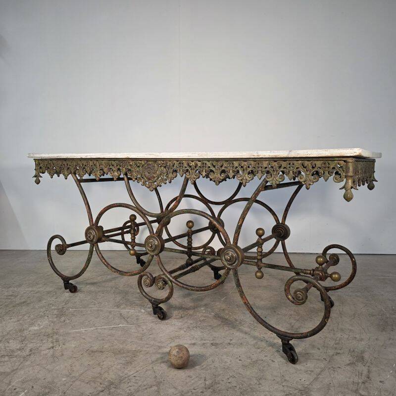 Exceptional large presentation table in cast iron from the late 19th century.