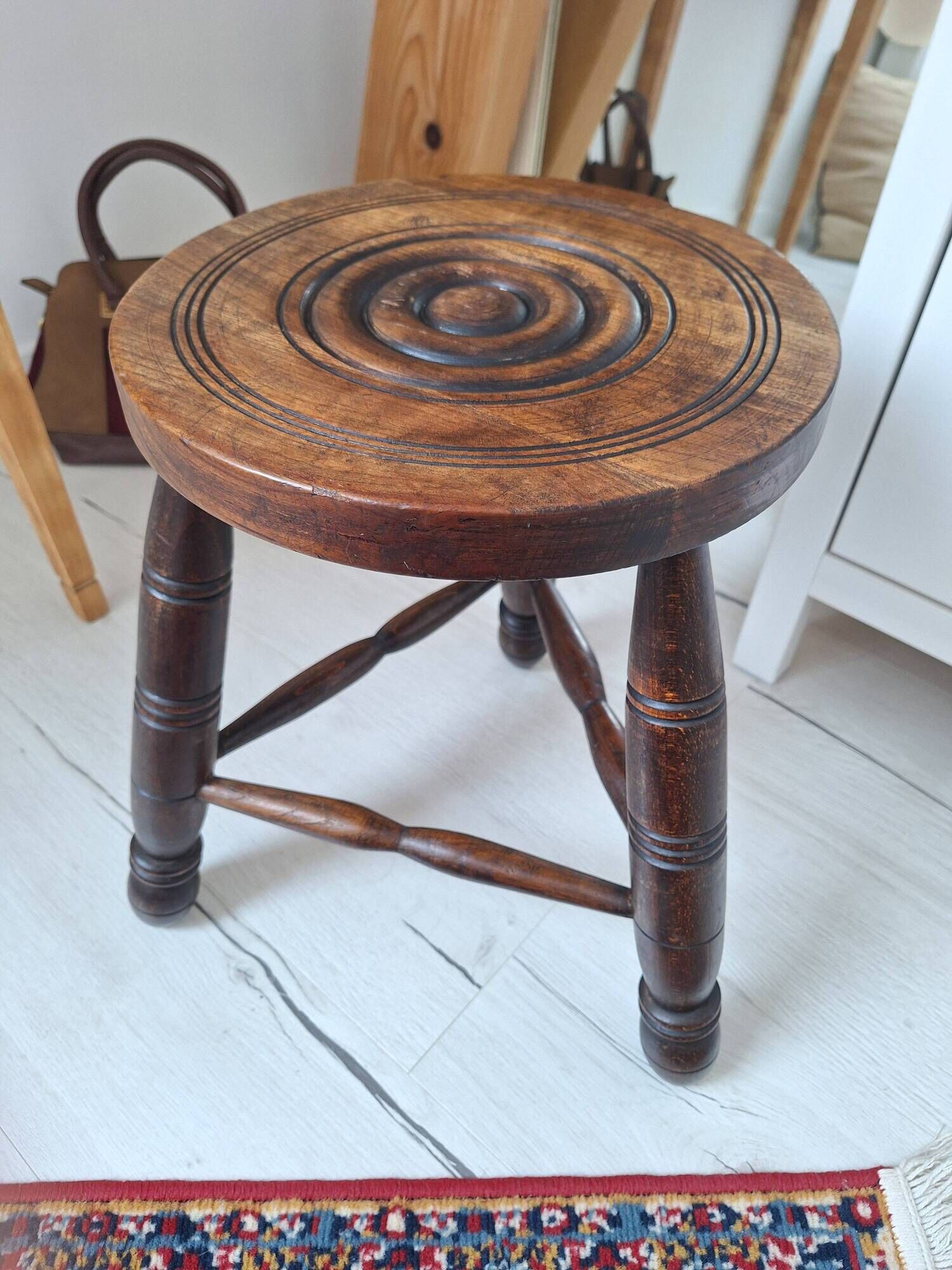 Tabouret tripode en bois massif