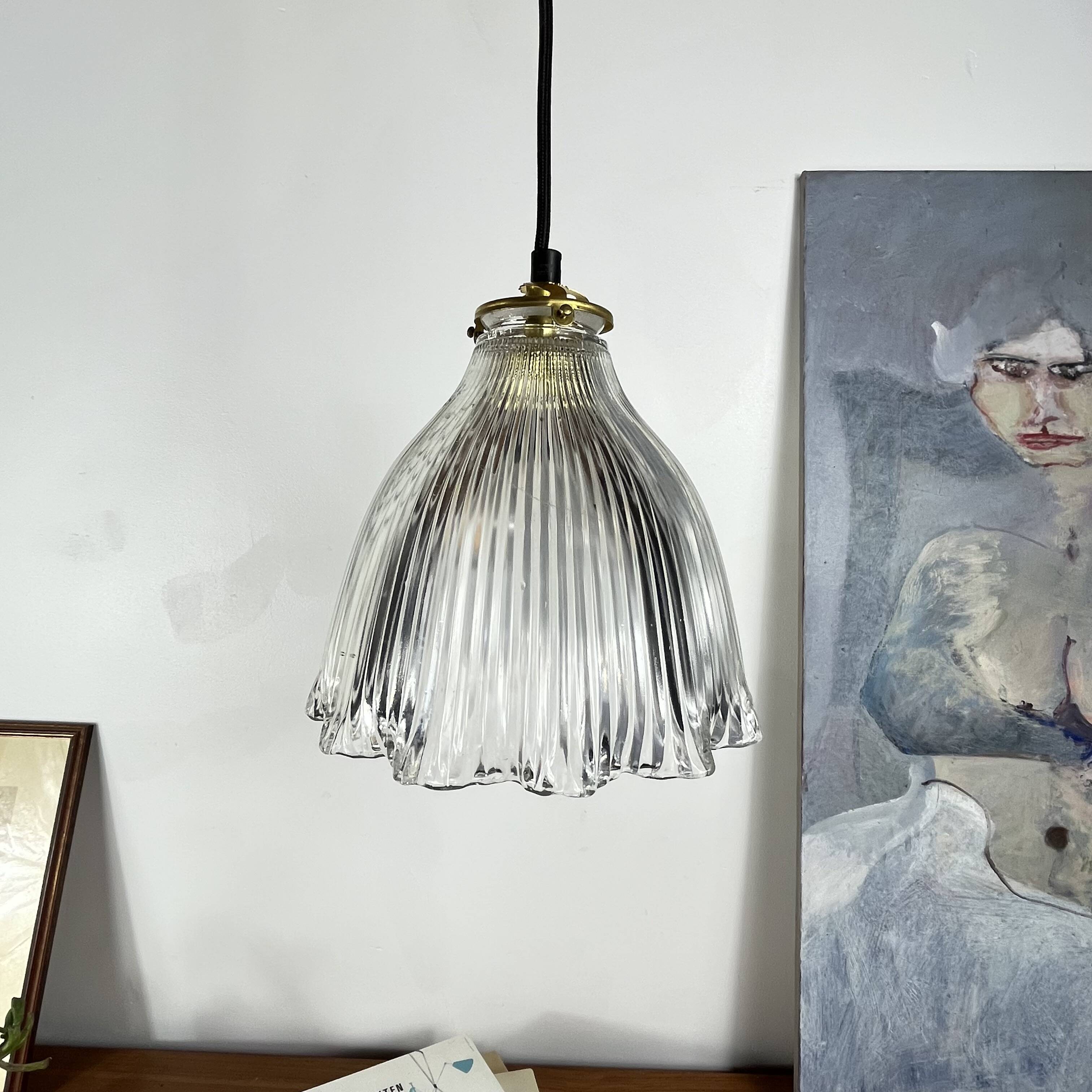 Suspension lustre globe en verre prismatique holophane industriel