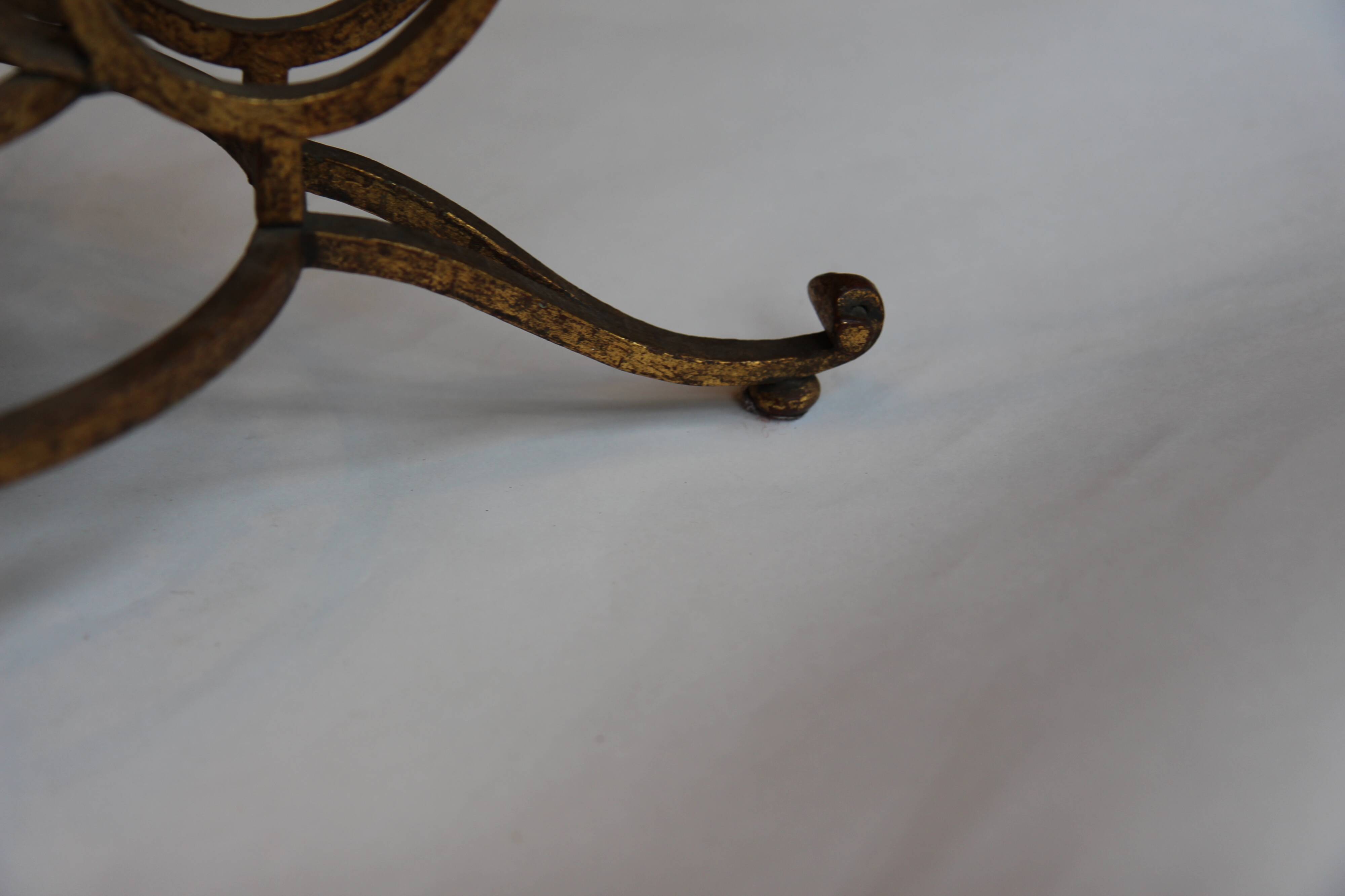 Table basse dorée en fer forgé Italie années 1940