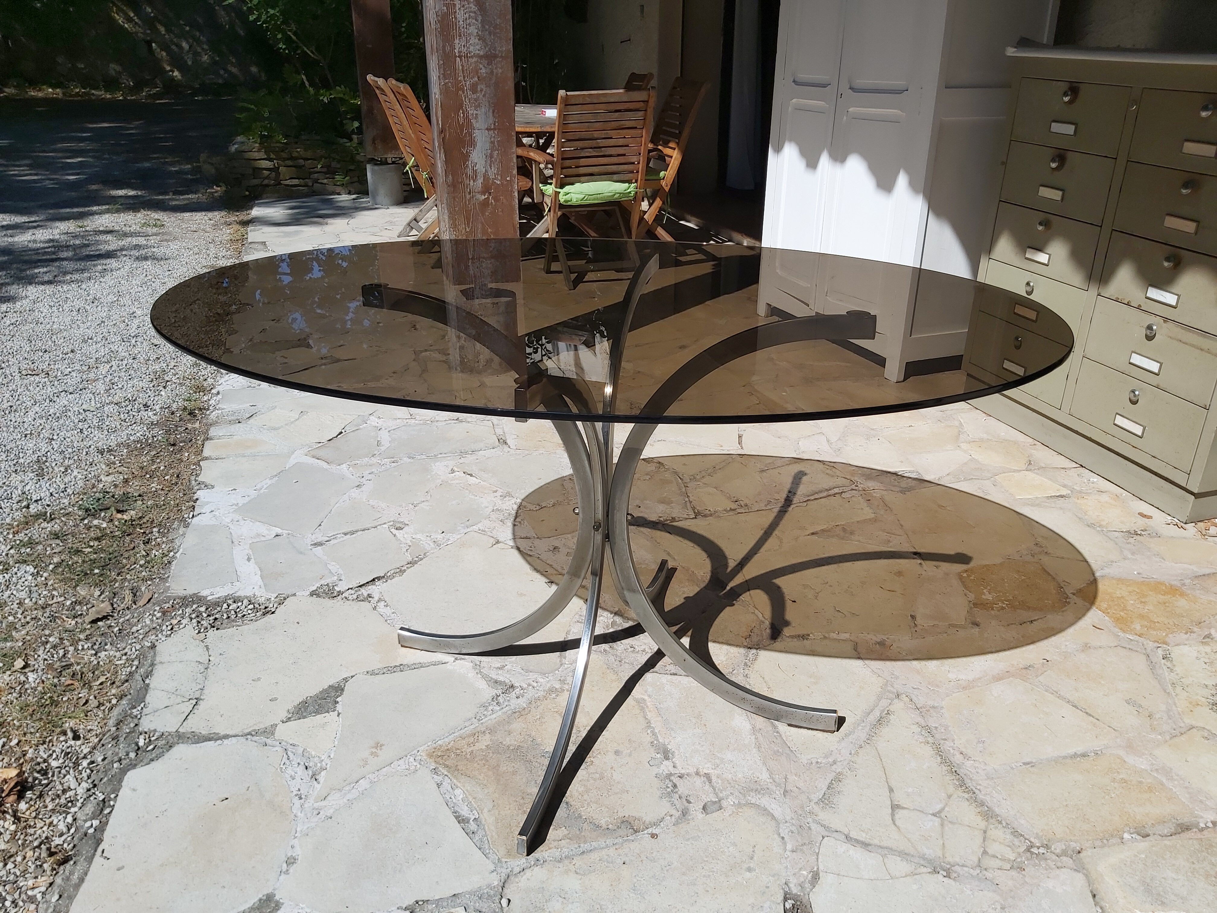 Table de salle a manger ovale en métal et verre fumé années 70