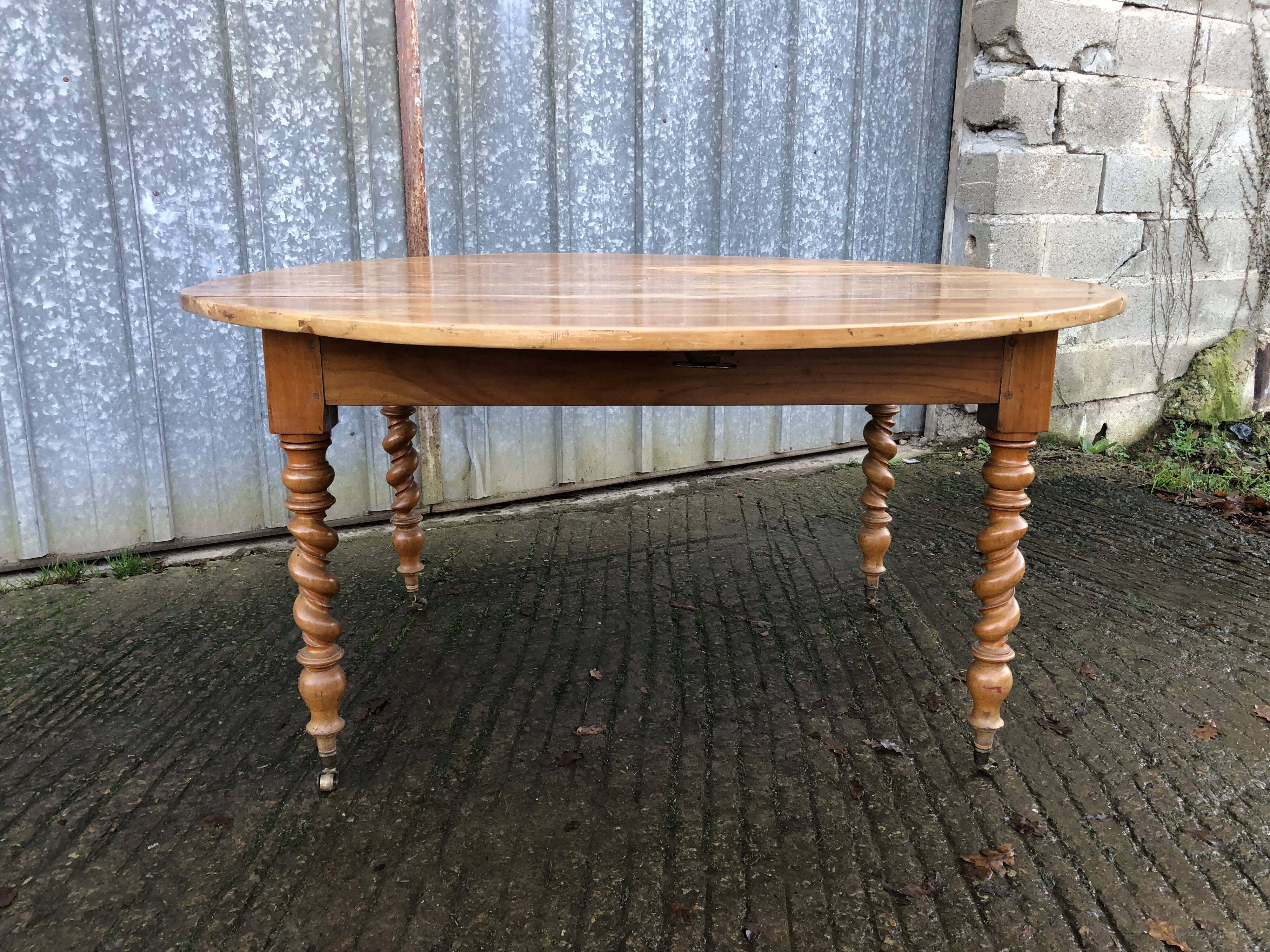 Round table in solid cherry wood, extendable with twisted legs, Louis Philippe style.