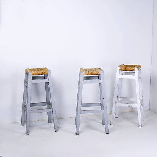 Ensemble de 3 tabourets de bar en jonc avec cadre en bois