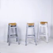 Ensemble de 3 tabourets de bar en jonc avec cadre en bois