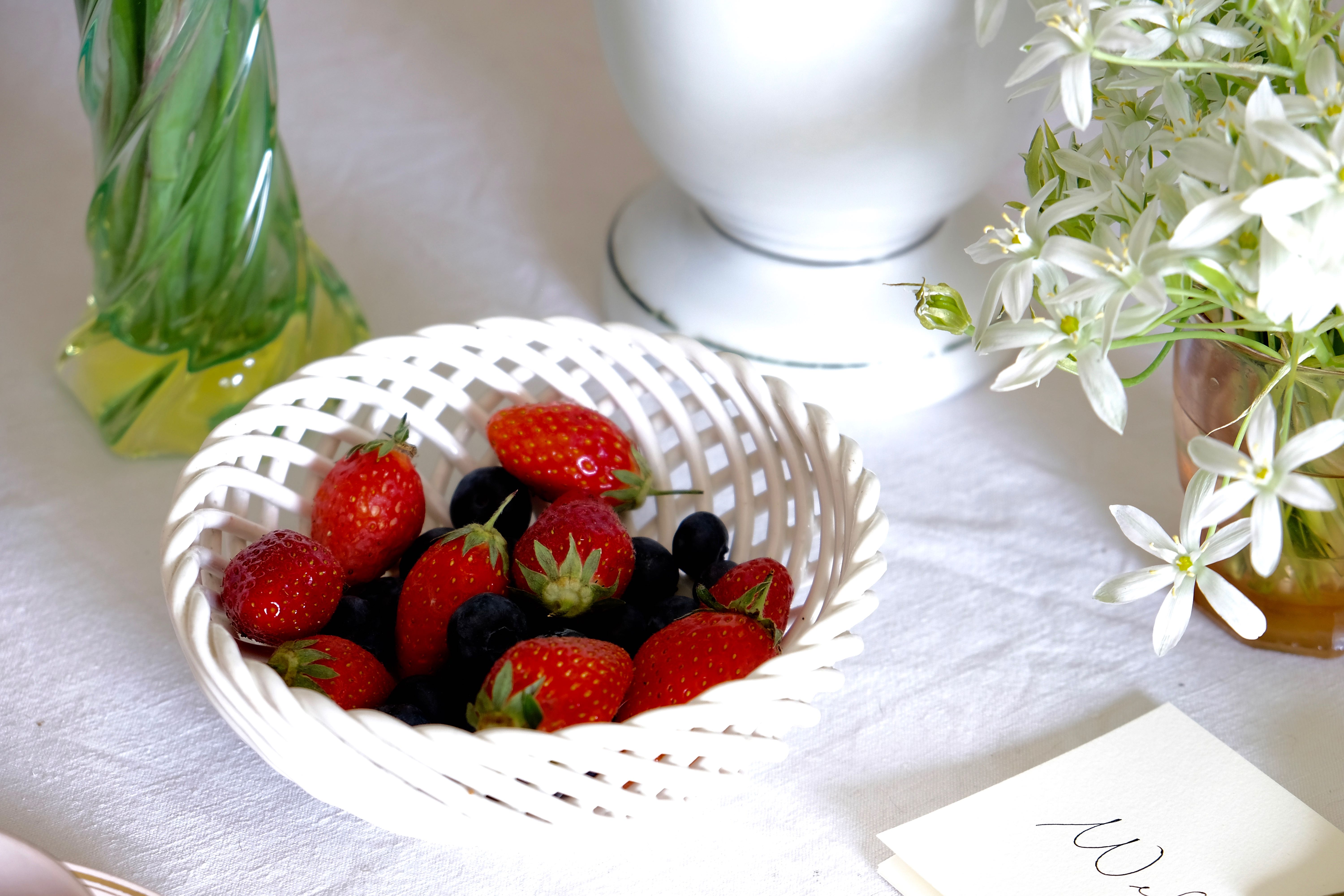 Cup fruit braided white twisted ceramic earthenware
