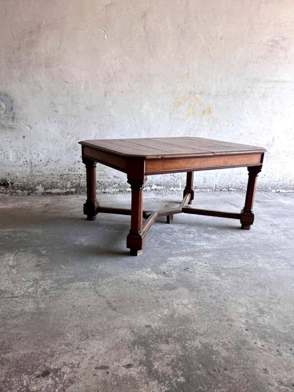 Table à manger carrée en bois massif brun foncé de style néo-Renaissance avec base en croix.