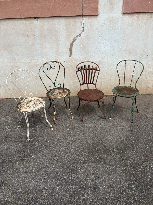 Chaises de jardin vintage dépareillées