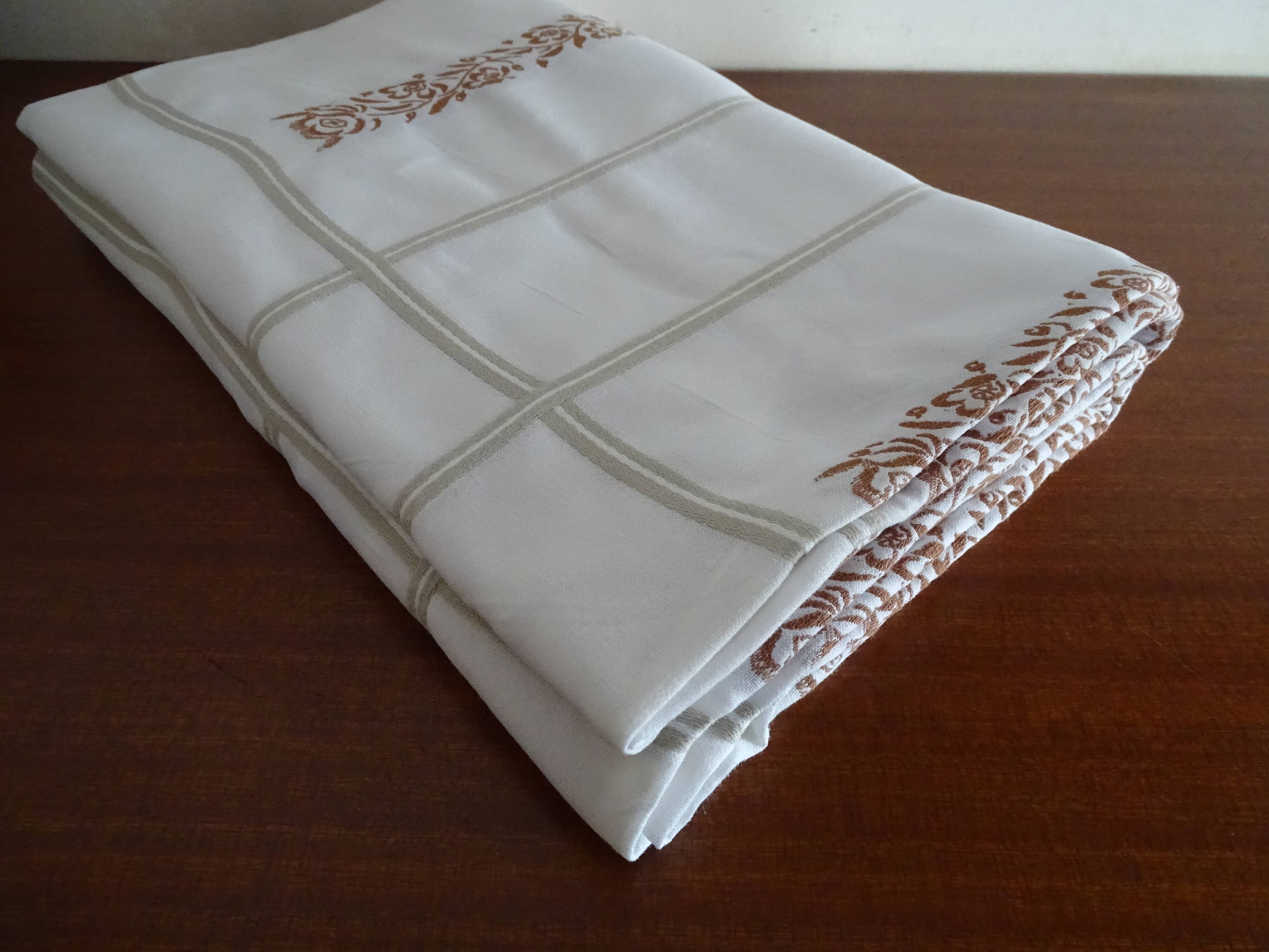 Tablecloth and 10 napkins with bedding