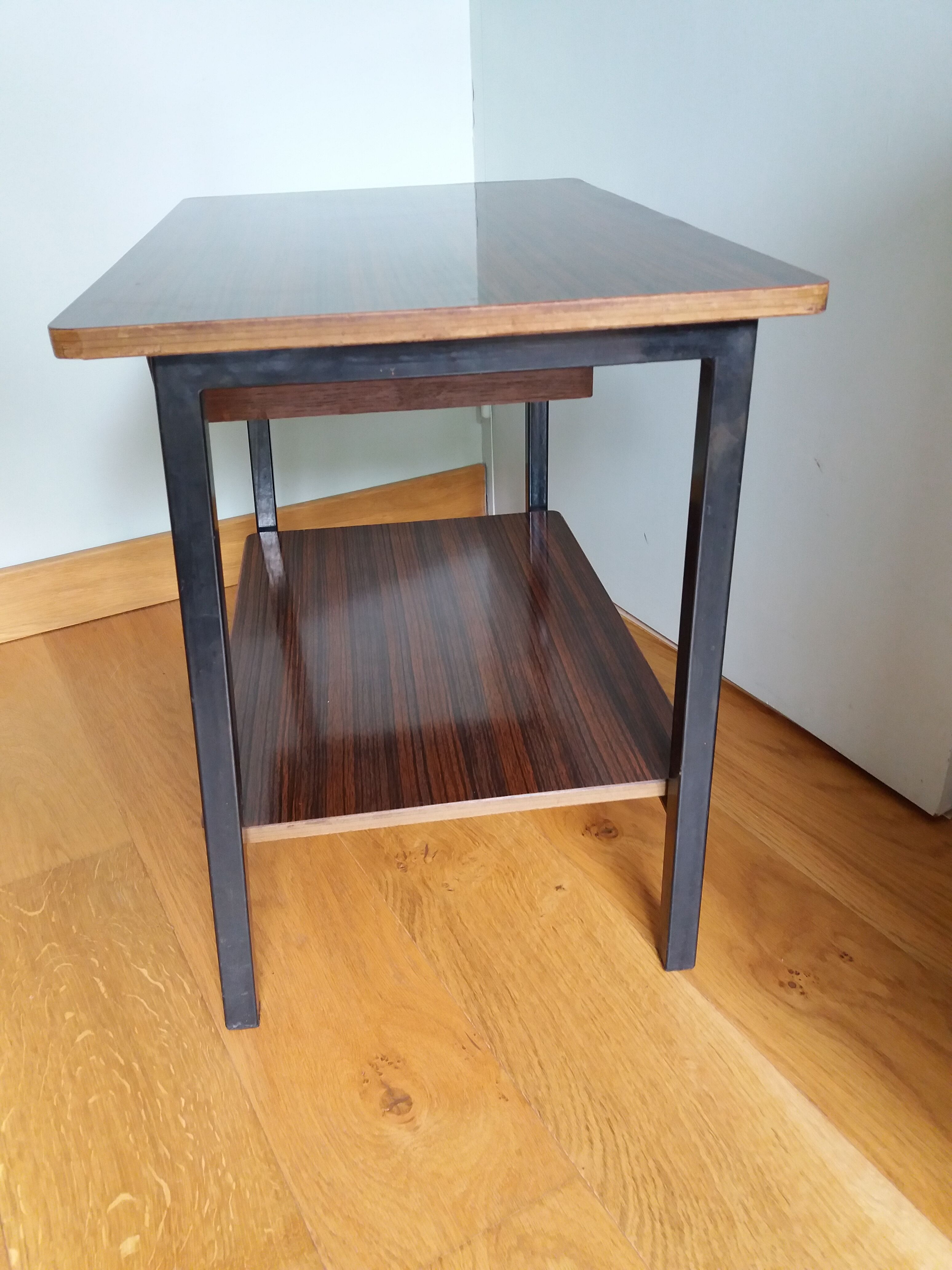 Table de chevet bout de canapé style moderniste formica et métal laqué noir