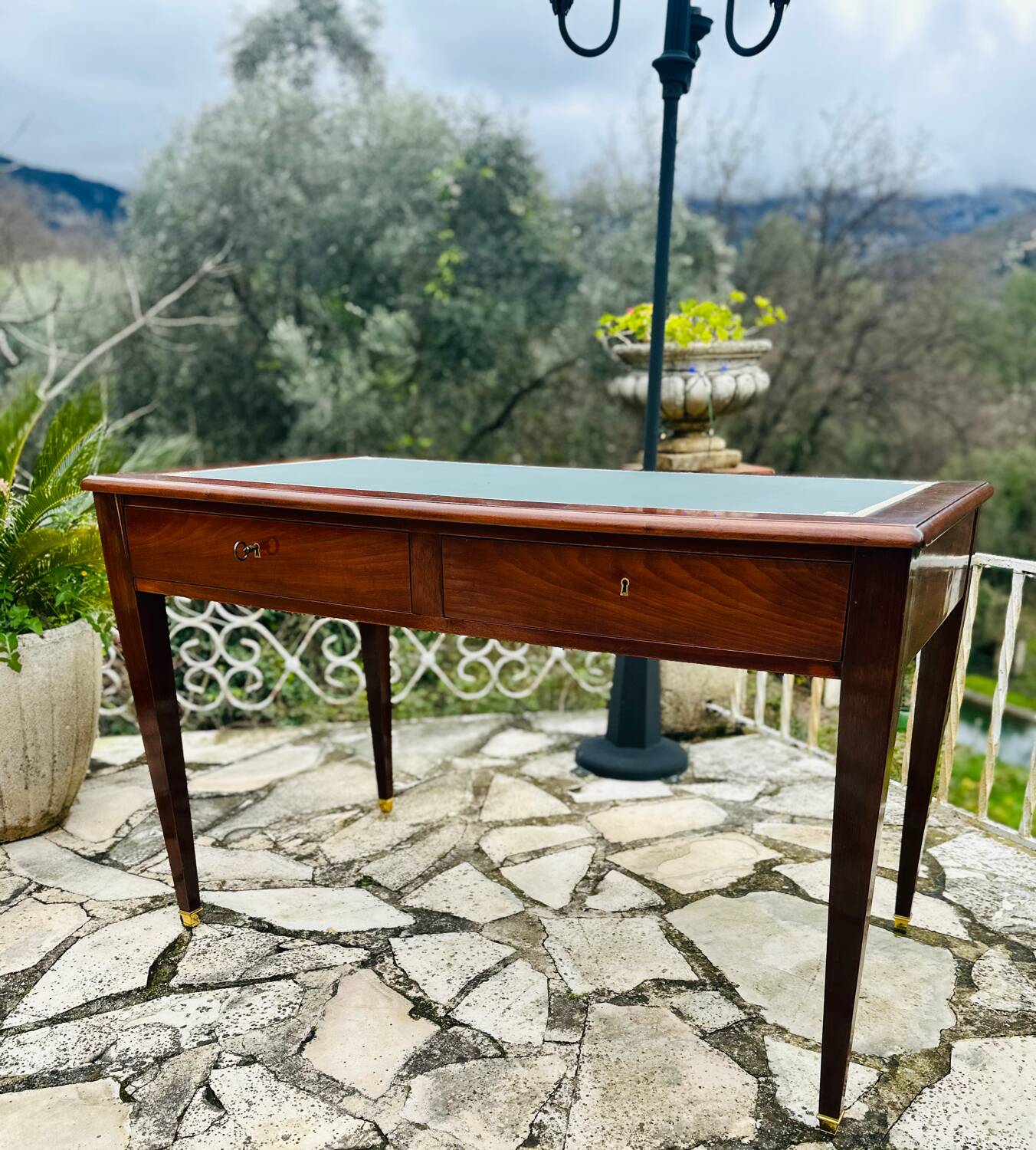 Flat desk in solid mahogany from the 19th century.