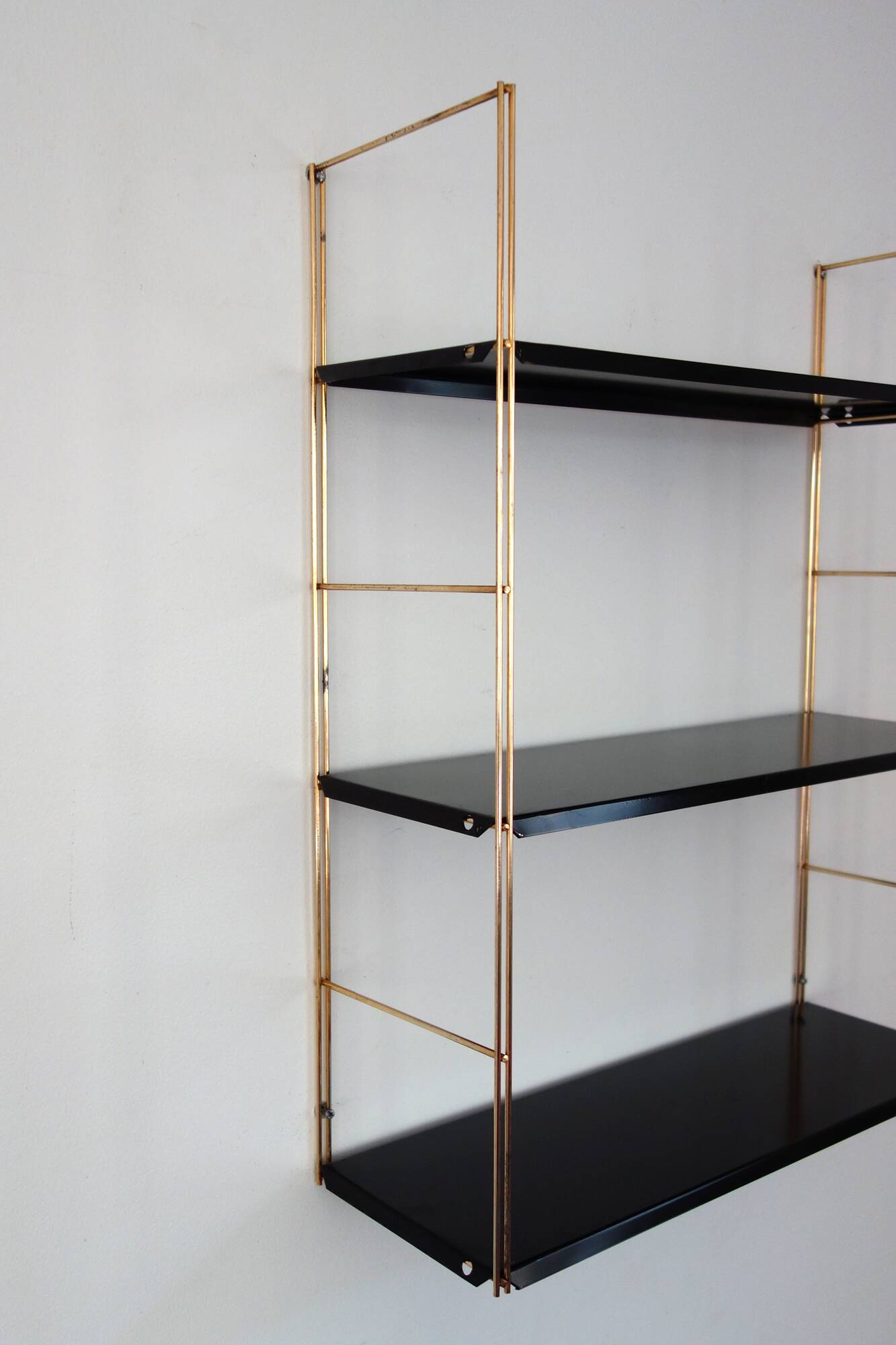 Modular string wall shelf in golden brass and black metal, 50s/60s