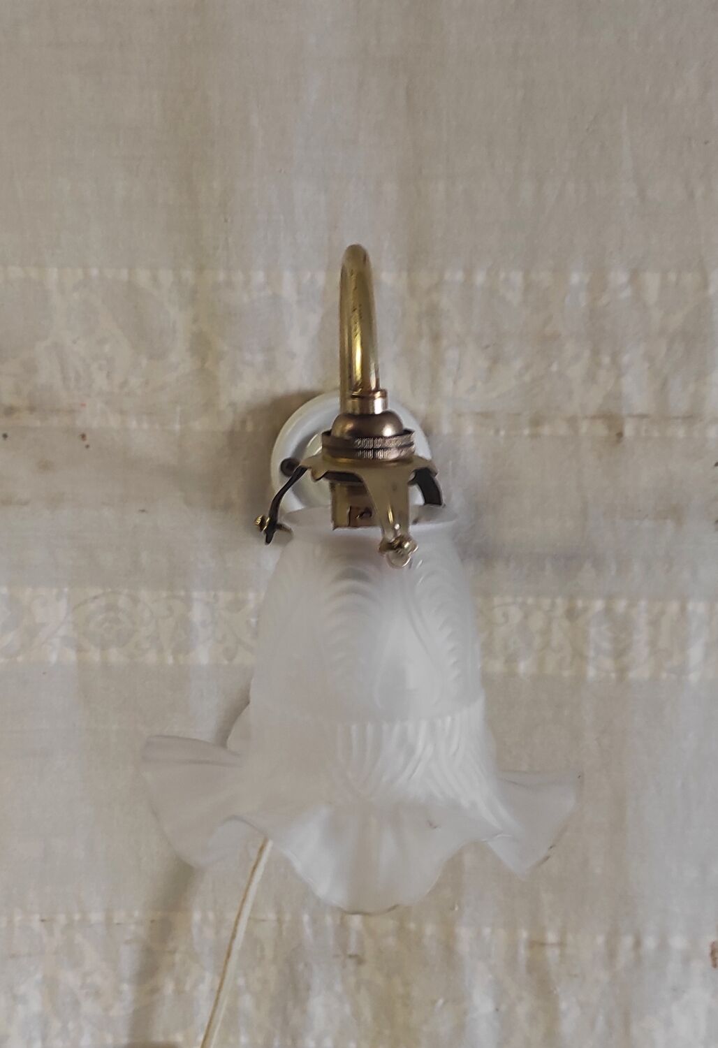 Swan neck wall light in brass, porcelain and glass - mid 20th century