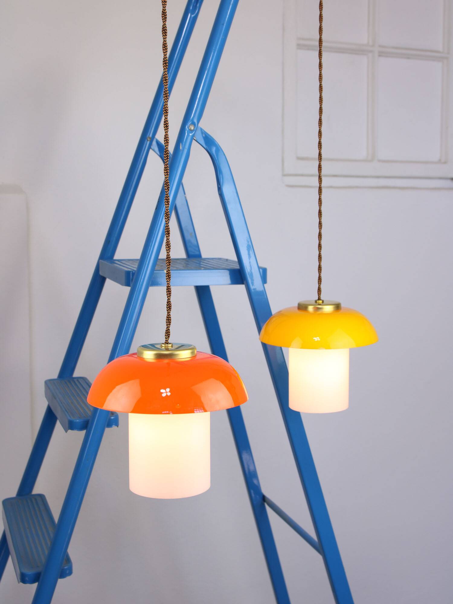 Lampes suspendues en verre et laiton en forme de champignon des années 50, ensemble de 3