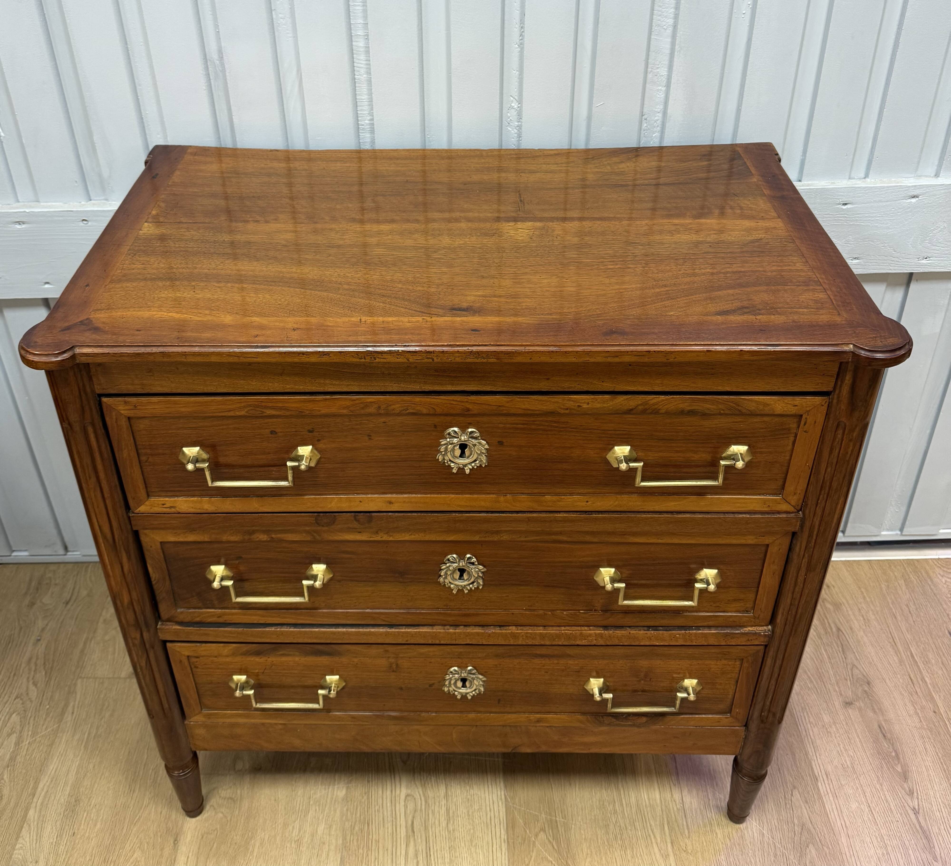 Small chest of drawers in Louis XVI style