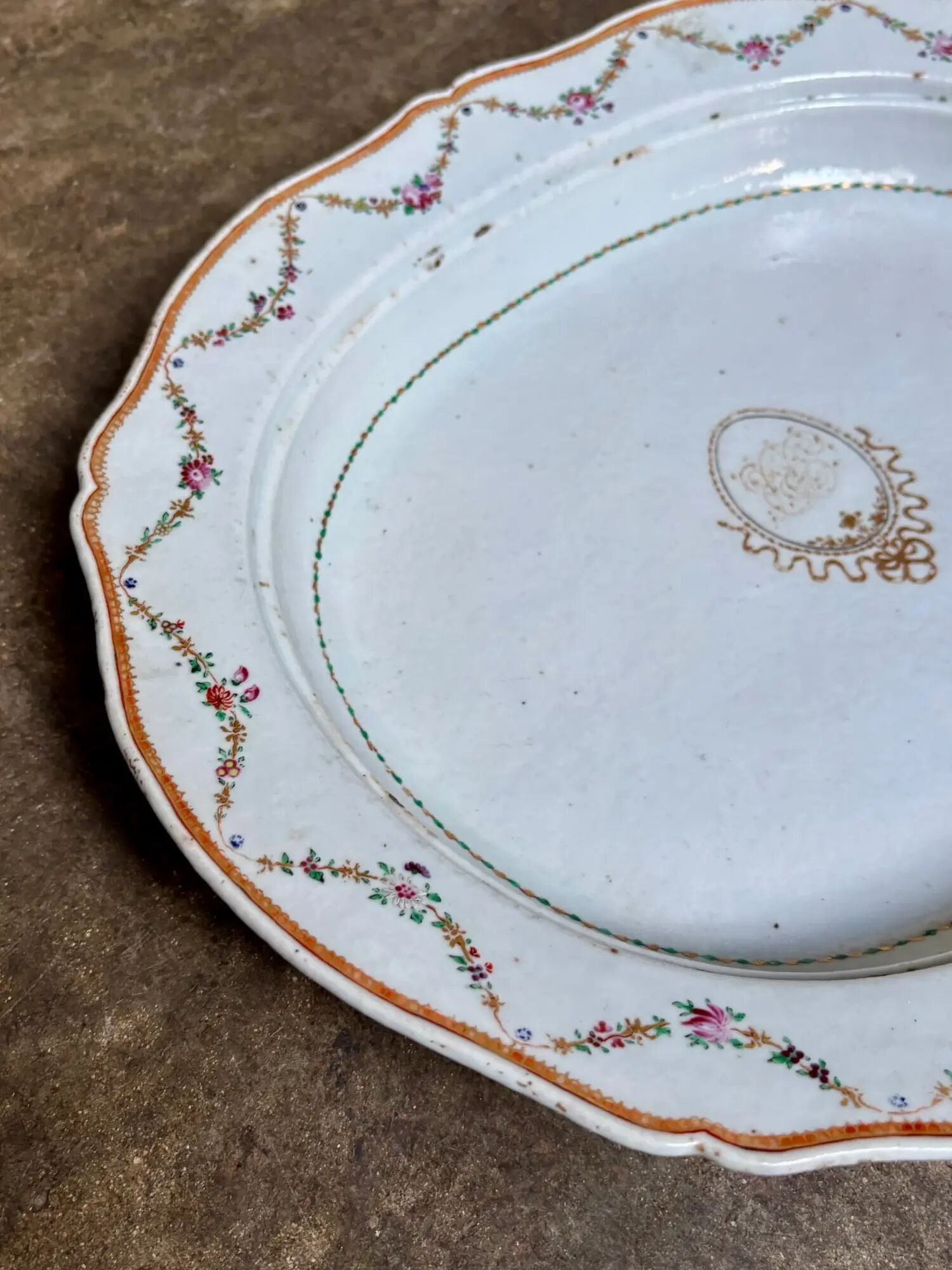 Oval and hollow dish from the East India Company in porcelain, 18th century.