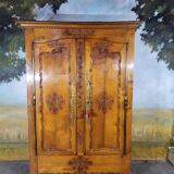 Armoire style Louis XV en merisier sculpté