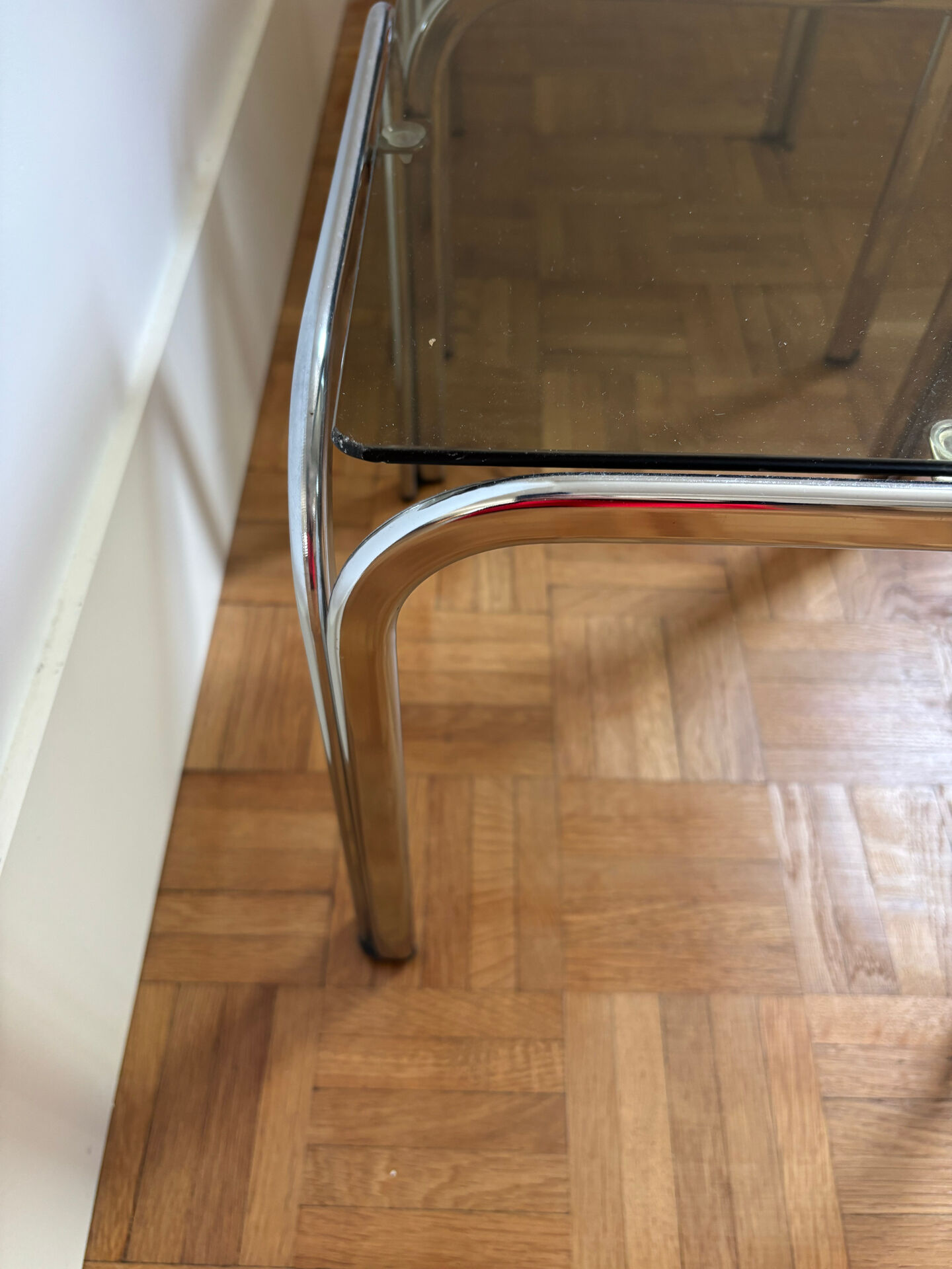 Duo de tables basses chrome et verre fumé