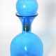 Carafe en verre bleue