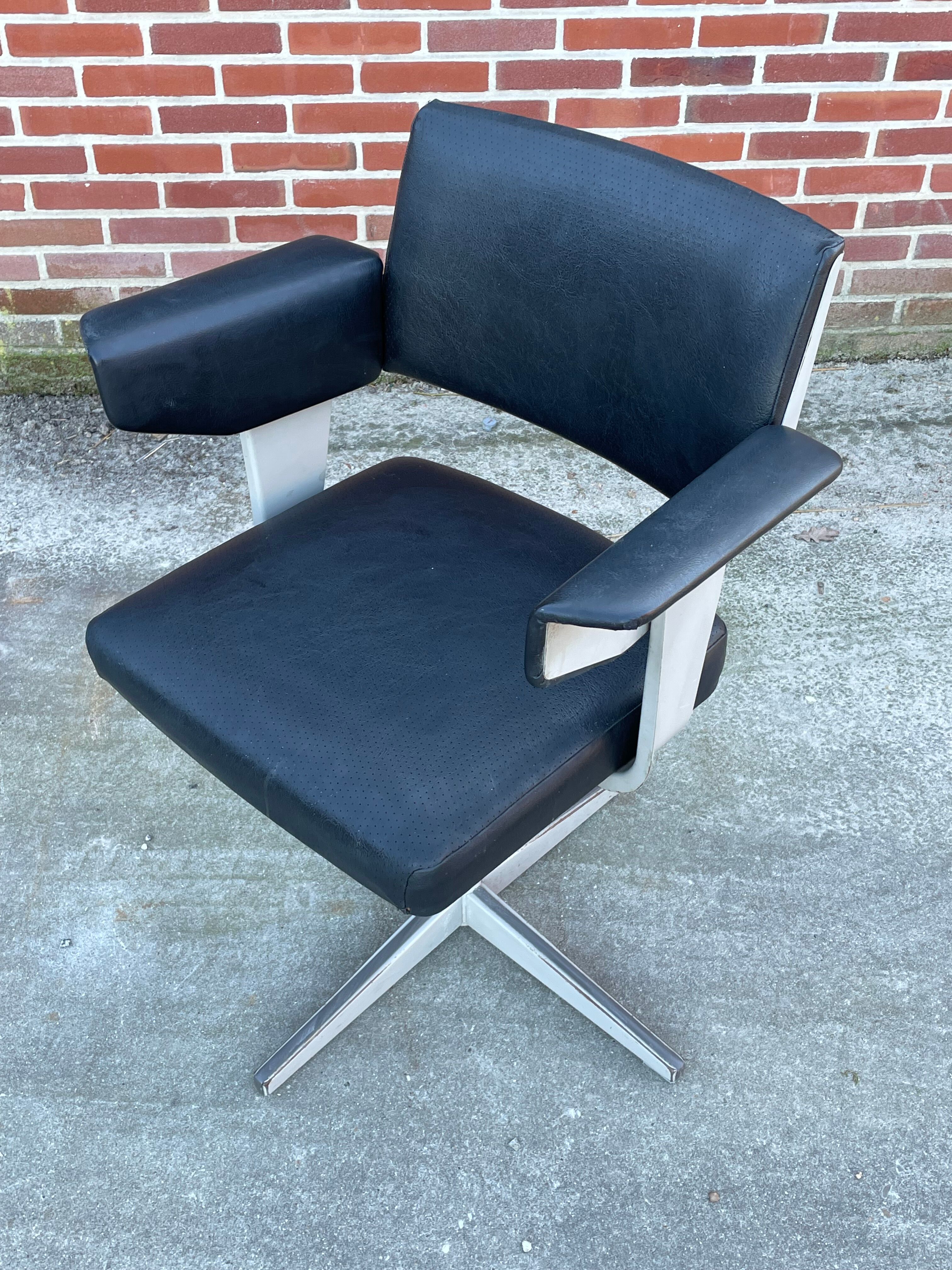 Friso kramer revolve desk chair for ahrend de cirkel 1960