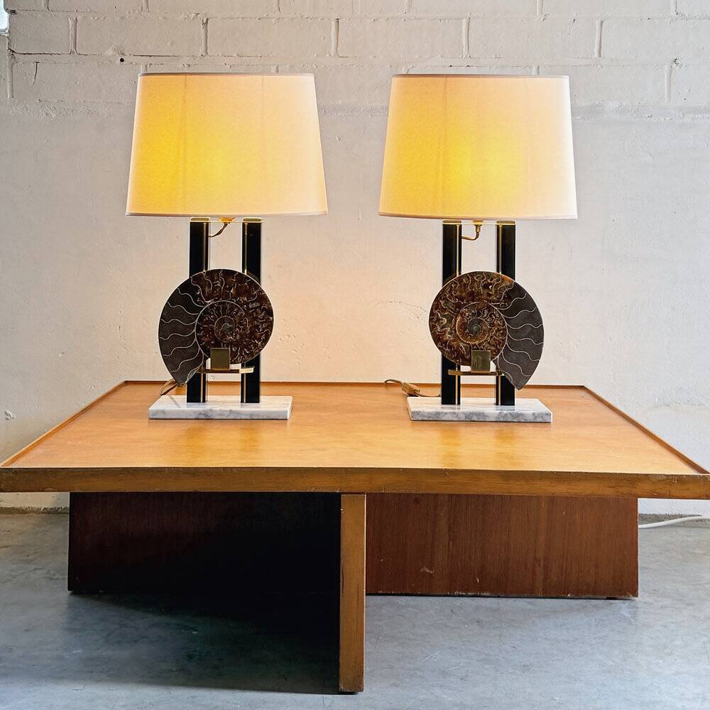 Paire de lampes ammonites Hollywood Regency en laiton, marbre et laque, France, années 70.