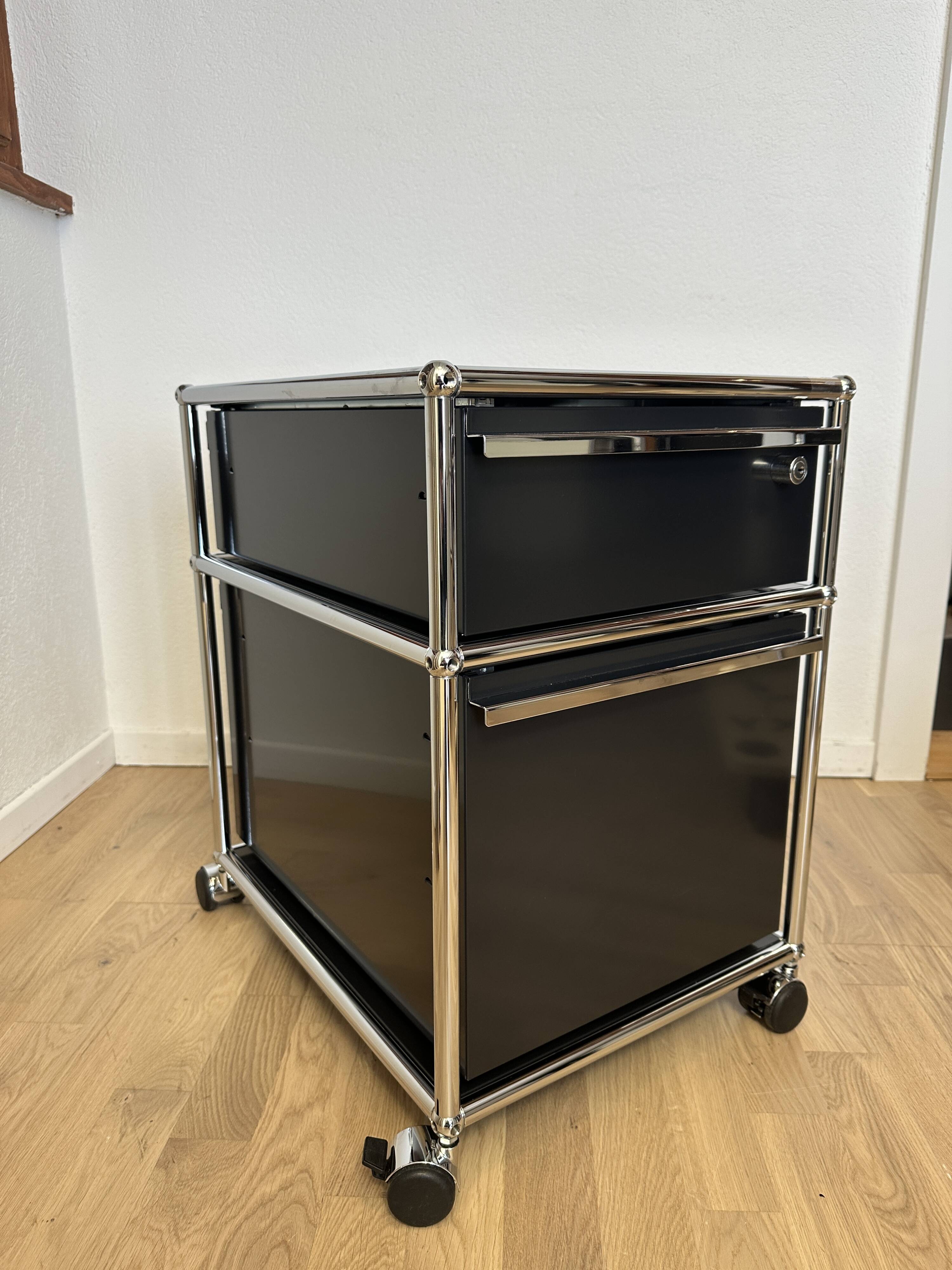 USM Haller wheeled caisson in Graphite Black