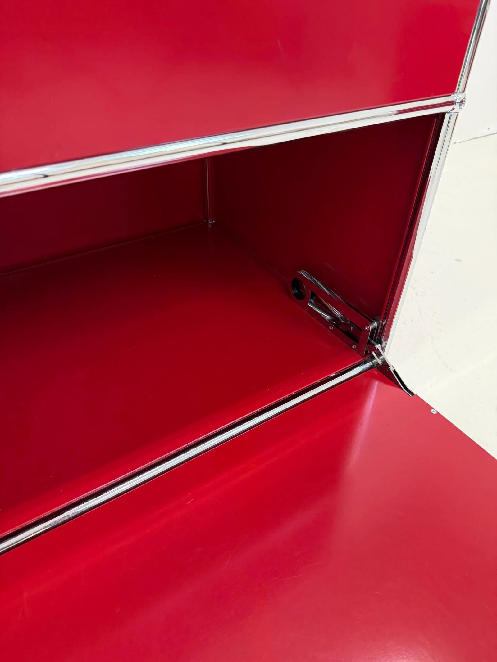 USM Haller "Ruby Red" – storage unit (as new condition)