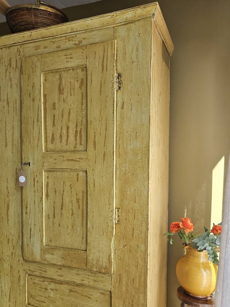 19th-century bonnetière wardrobe | Claudia