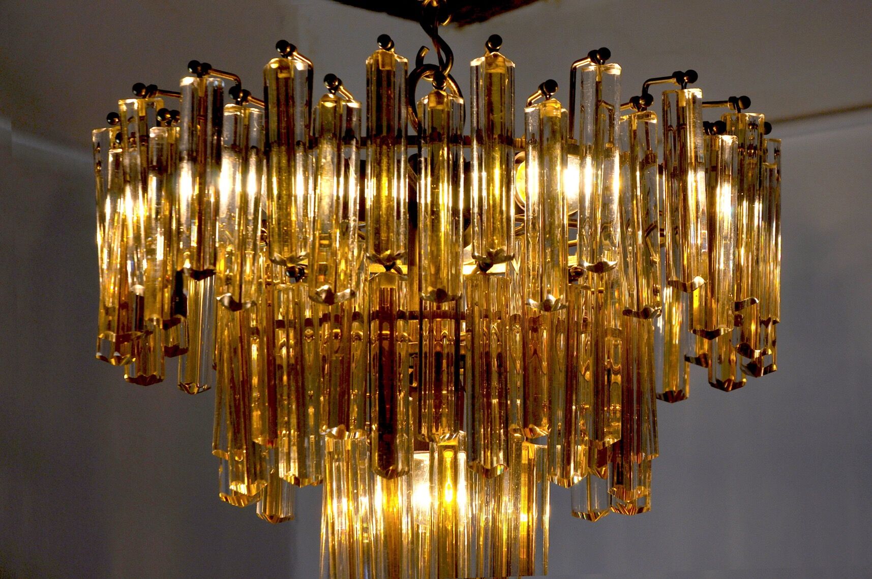Paolo Venini two-tone chandelier, 3 levels, 1970, Italy