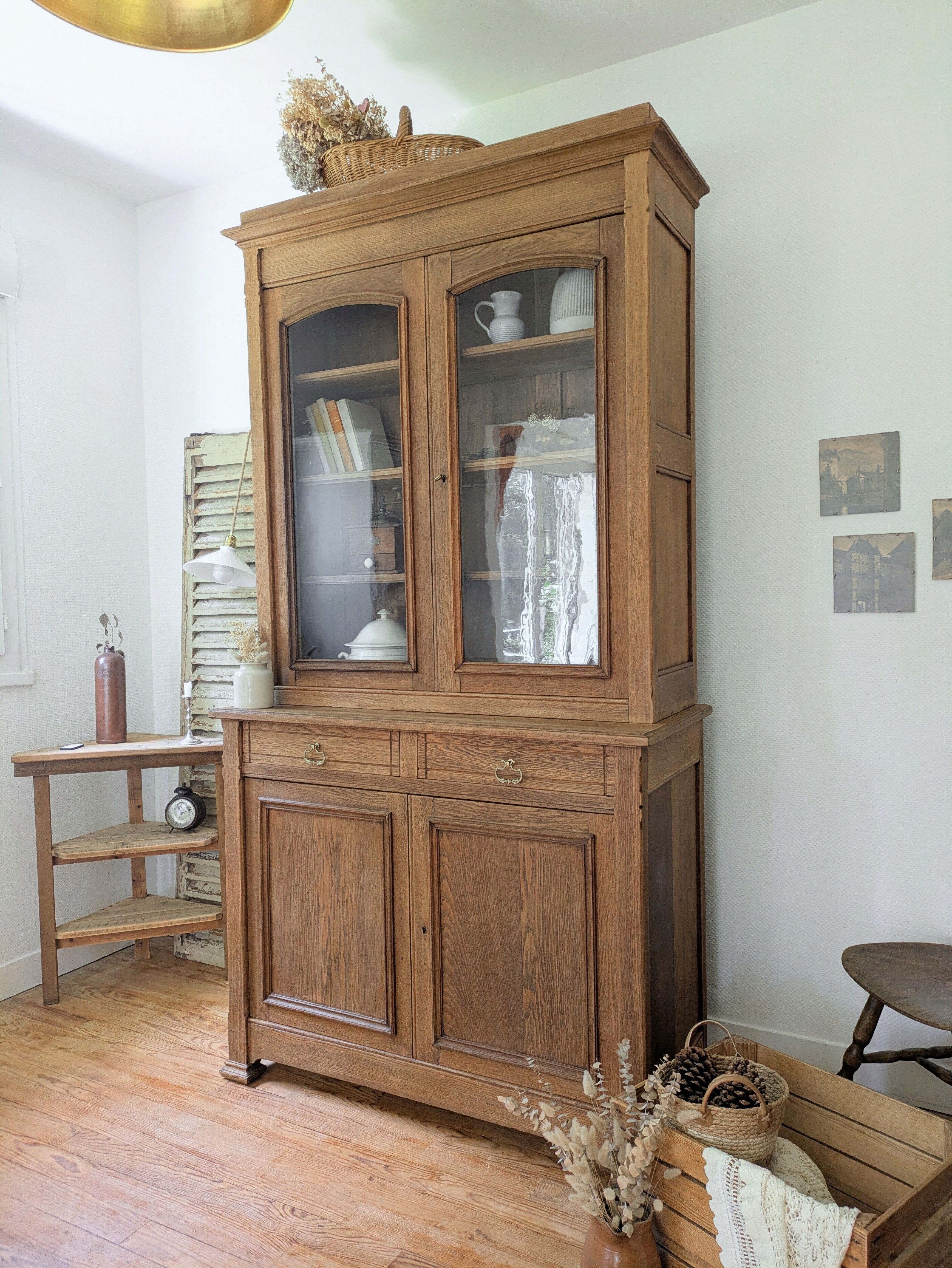 Ancien vaisselier double-corps rénové