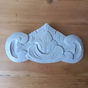 Boiserie fronton sculptée patinée lin