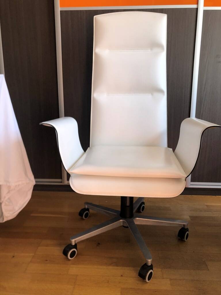 Wing Mariani executive chair