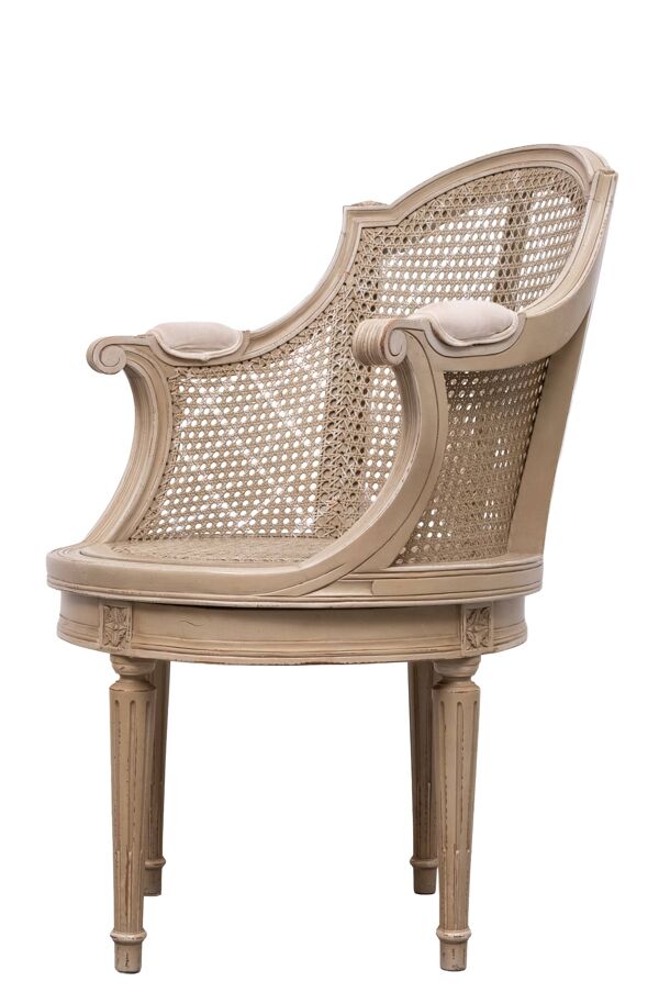 Chaise de bureau rotative de style Louis XVI avec accoudoirs en forme de baril.