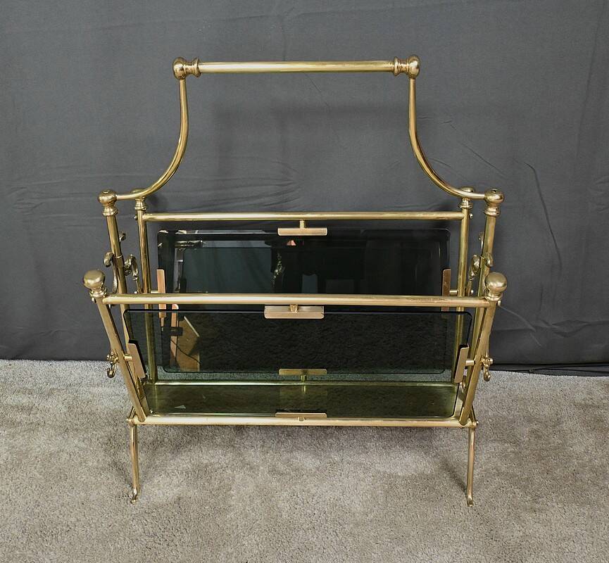 Magazine rack in brass and smoked glass, in the style of Maison Baguès – 1960