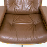 Fauteuil lounge et ottoman en cuir et bois plié des années 60/70