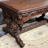 Table ancienne en chêne sculpté de style gothique flamand.