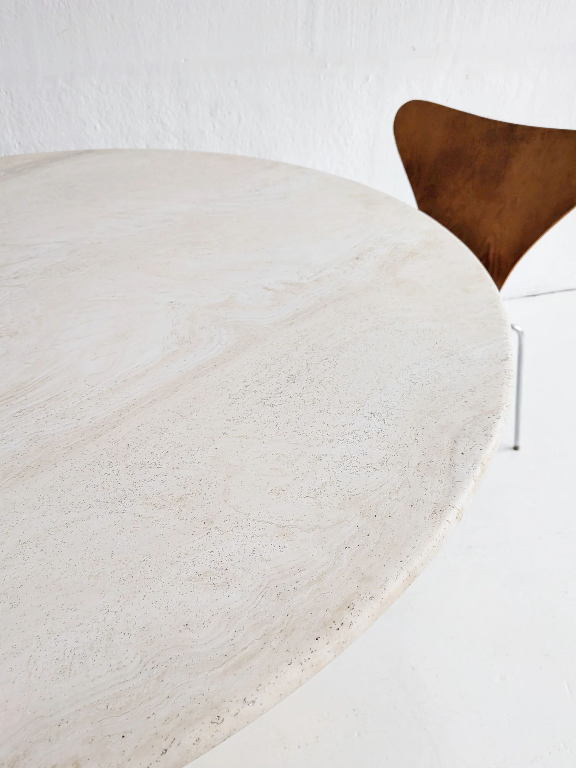 Round dining table in travertine from the 1980s.