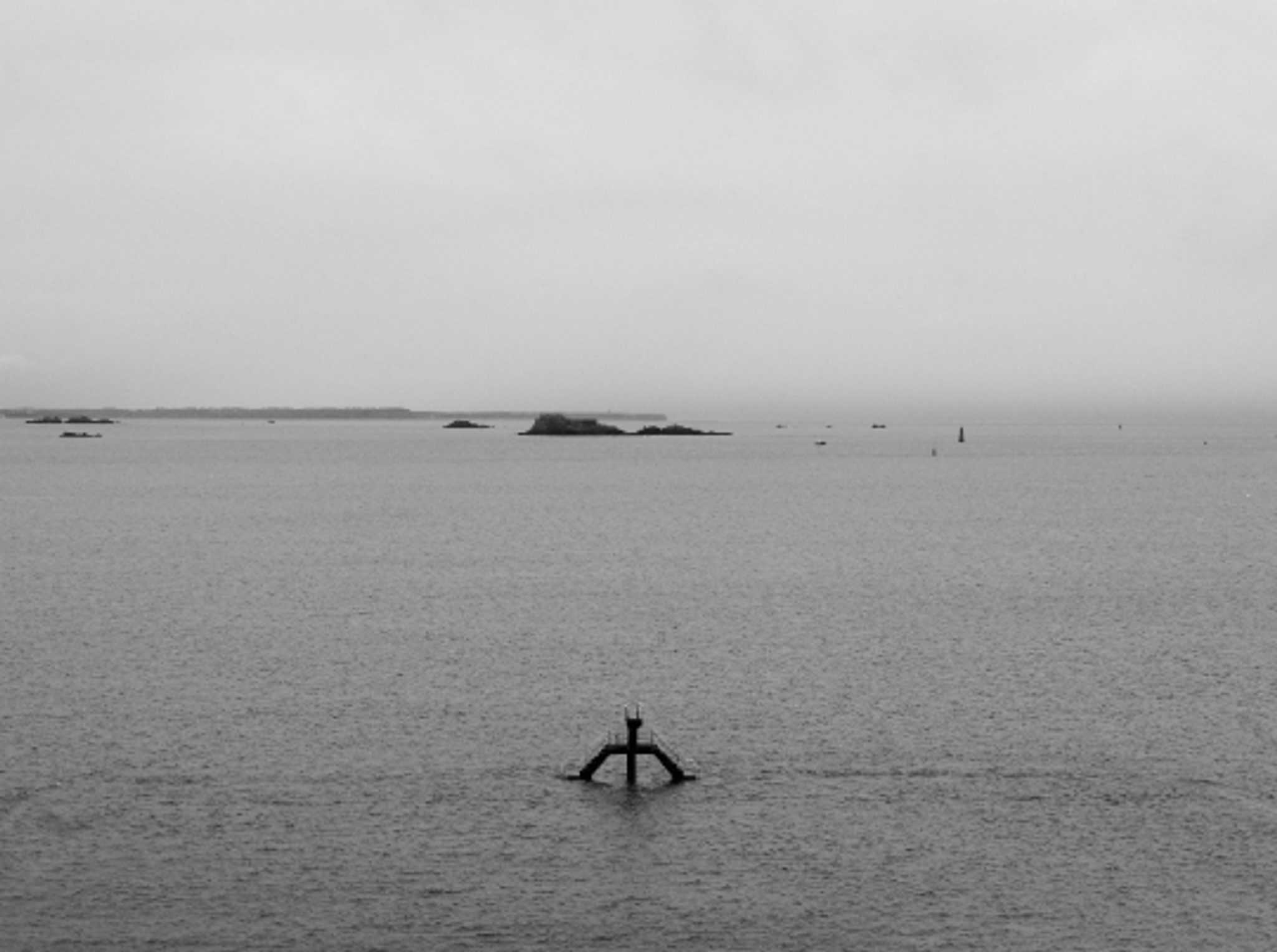 Black and white photograph on aluminium - Saint Malo, Bon Secours swimming pool
